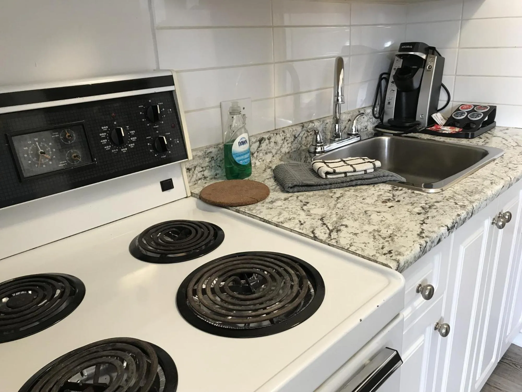 Coffee/tea facilities in Duncan Motel