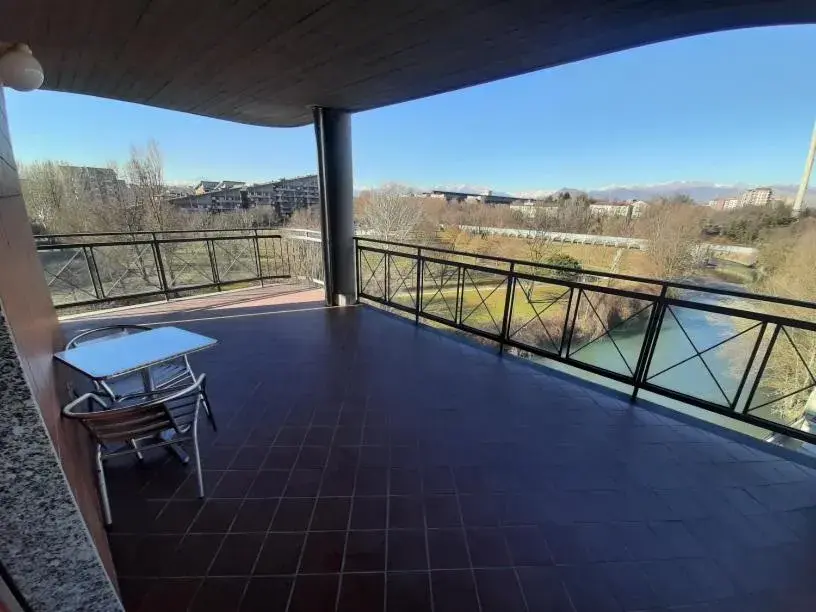 Junior Suite with Canal View in Hotel Residenza Delle Alpi Junior Suite with Canal View in Hotel Residenza Delle Alpi