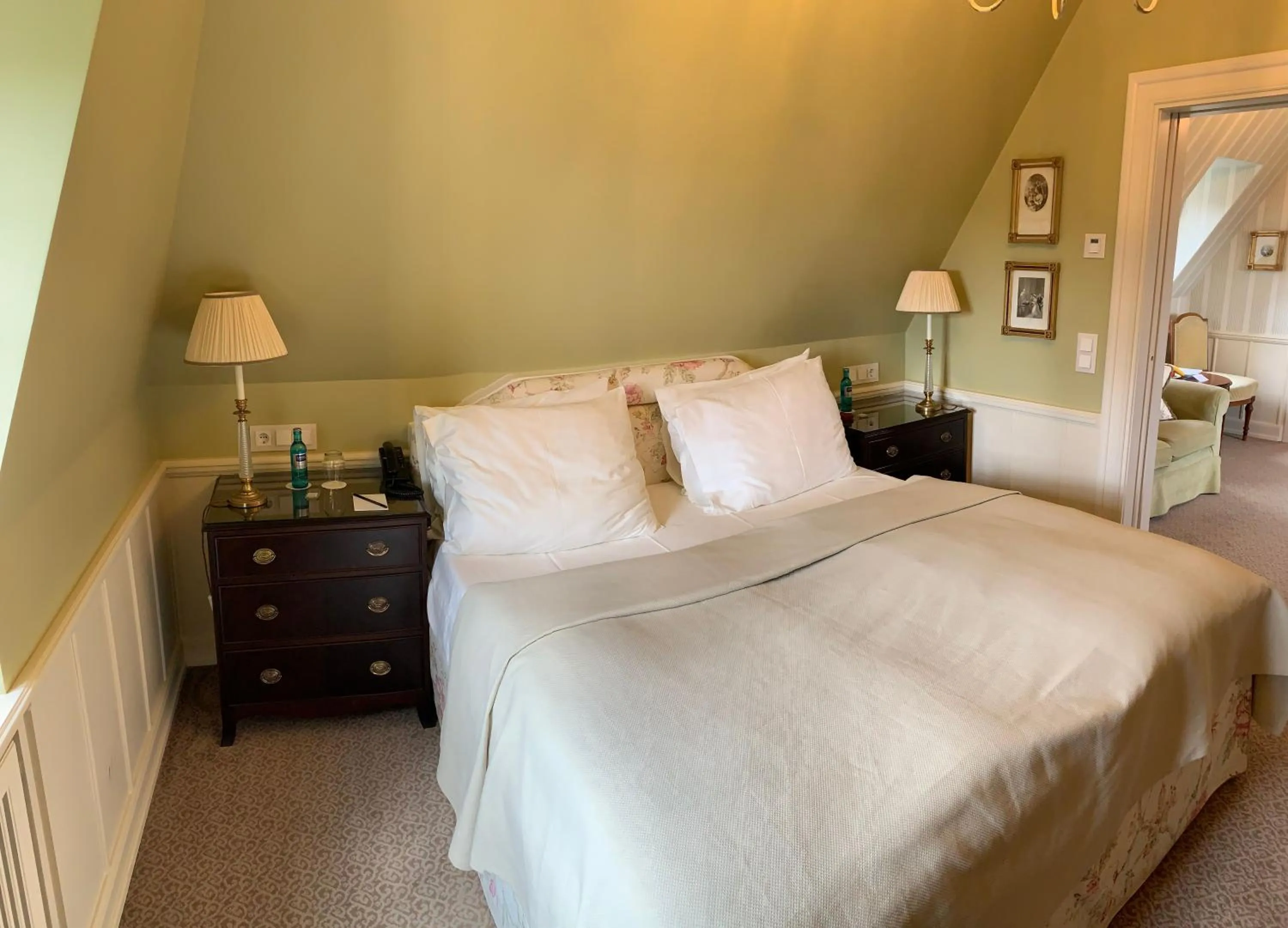 Bed in Schlosshotel Kronberg - Hotel Frankfurt