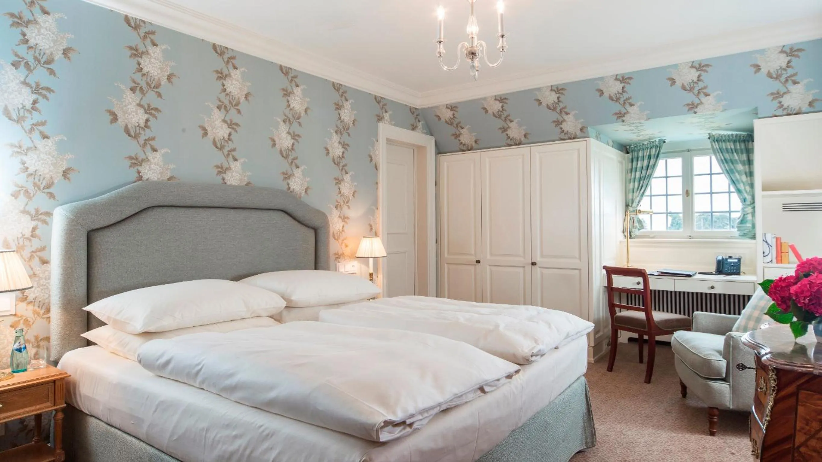 Photo of the whole room, Bed in Schlosshotel Kronberg - Hotel Frankfurt