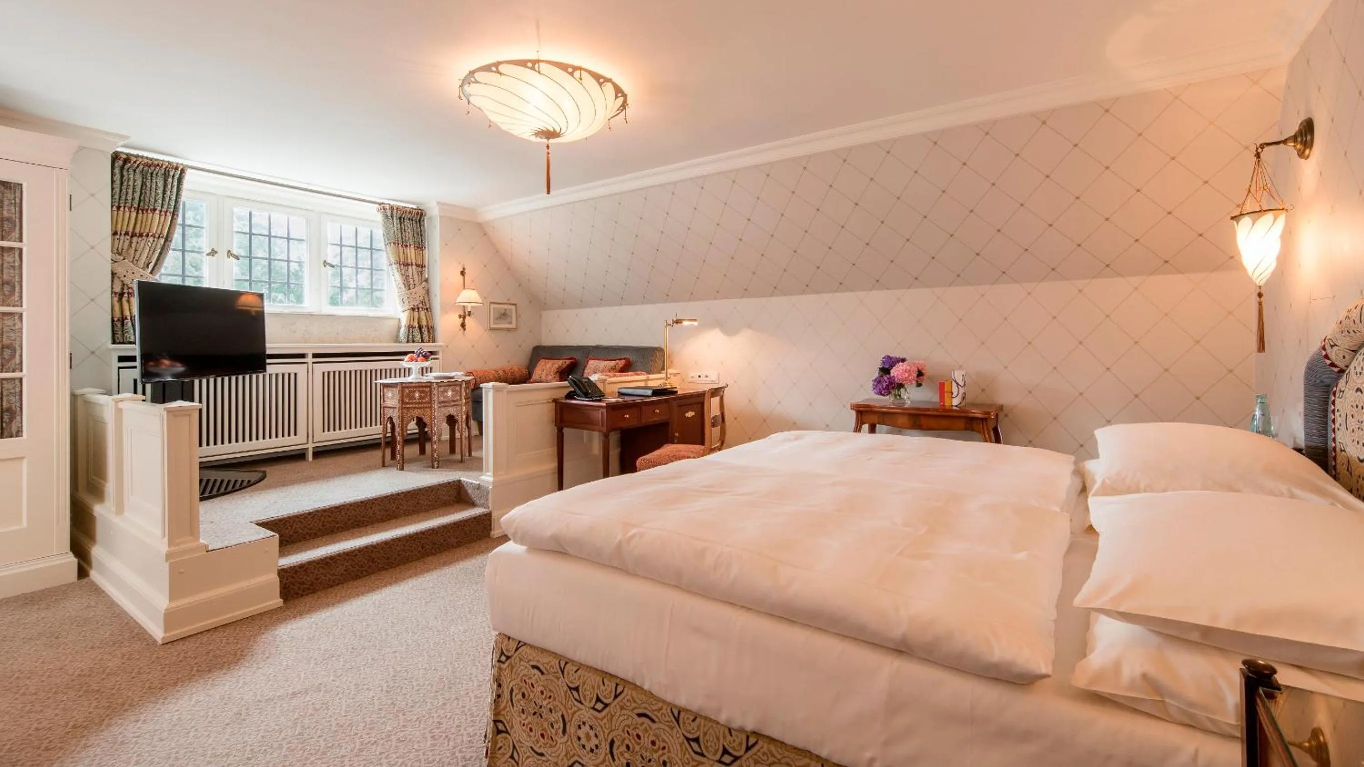 Bedroom, Bed in Schlosshotel Kronberg - Hotel Frankfurt