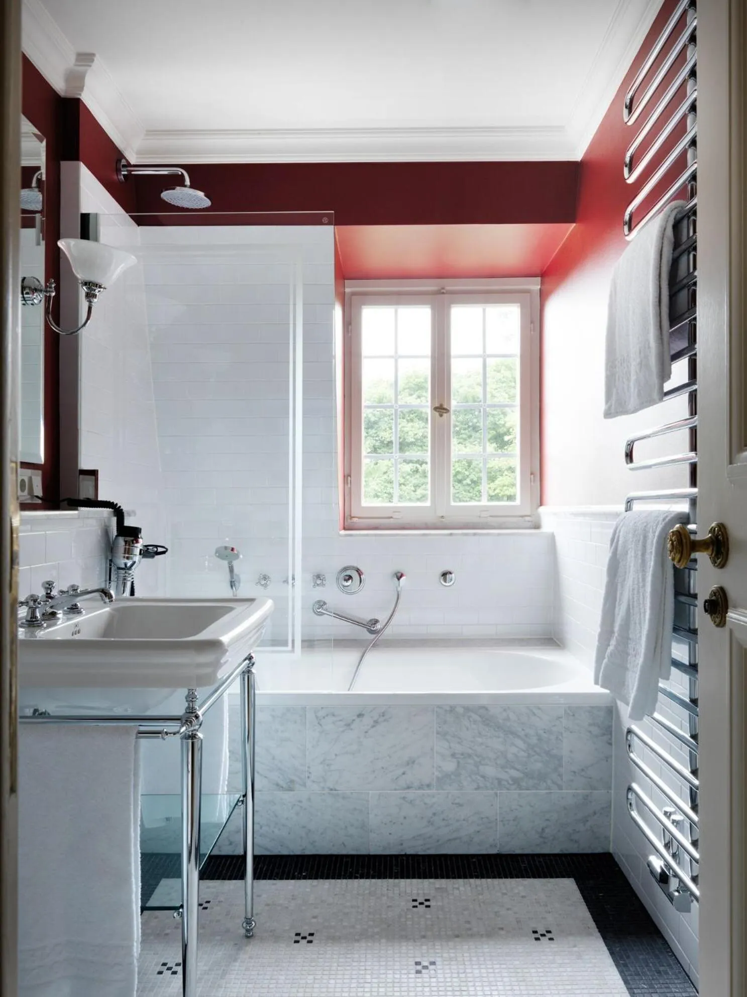 Bathroom, Bed in Schlosshotel Kronberg - Hotel Frankfurt