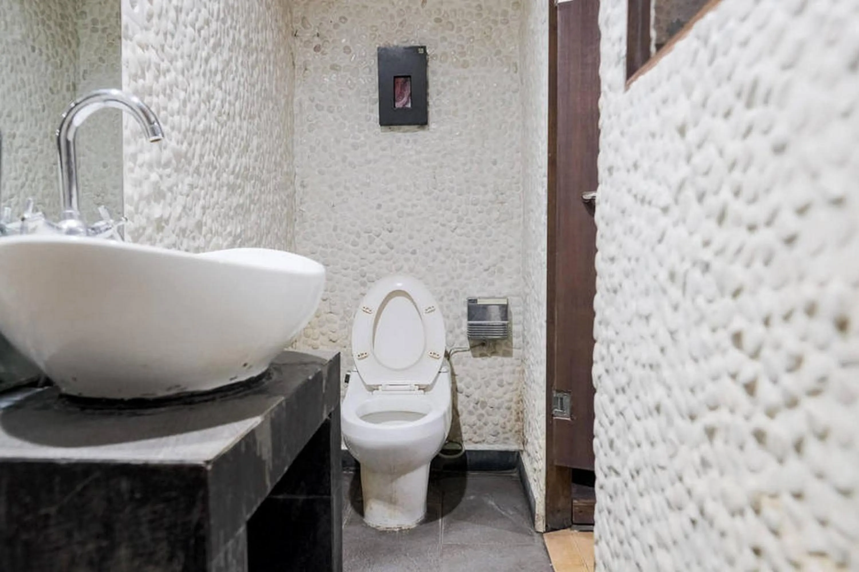 Bathroom in RedDoorz near Waterboom Lippo Cikarang