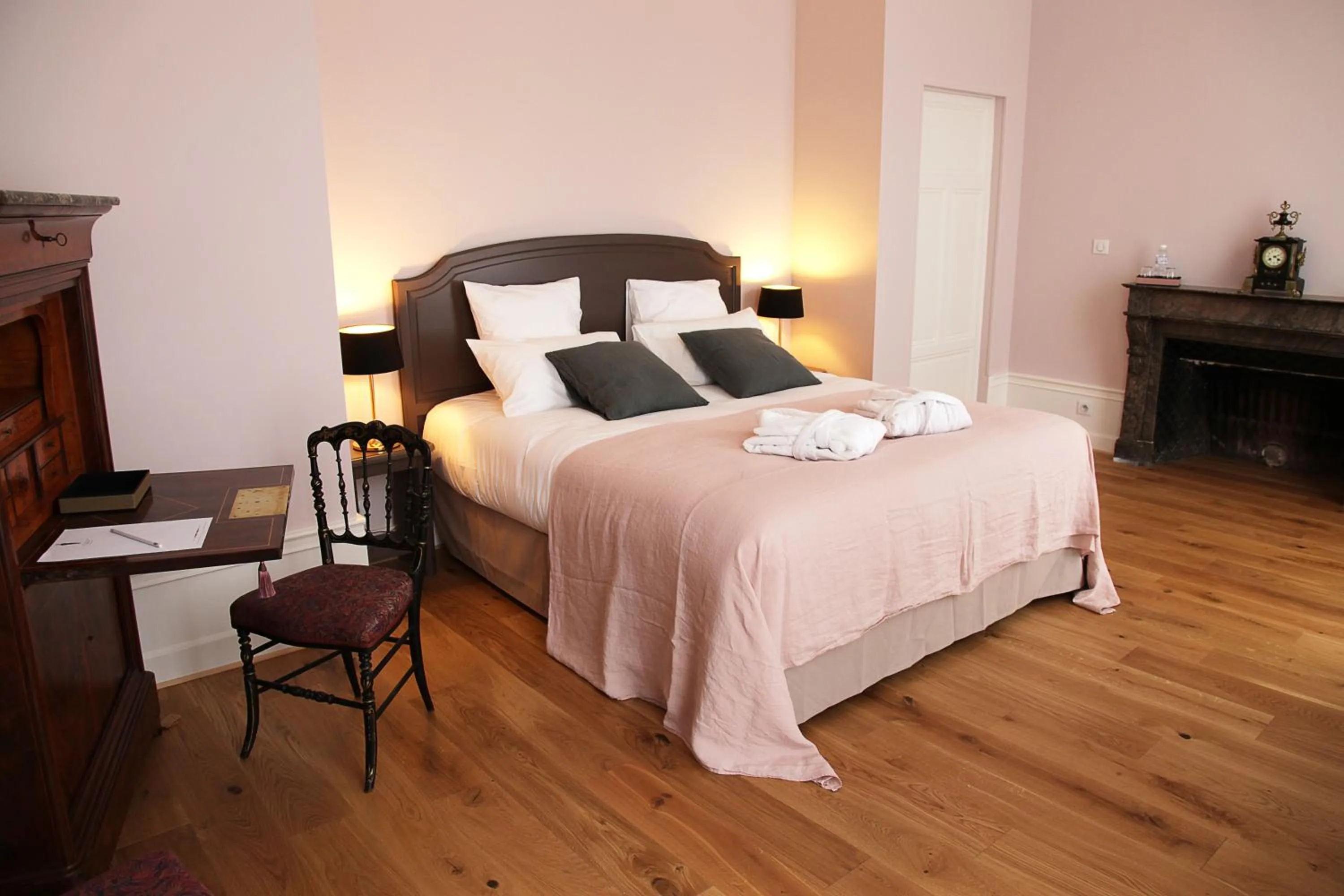 Bed in Hôtel Le Gentleman