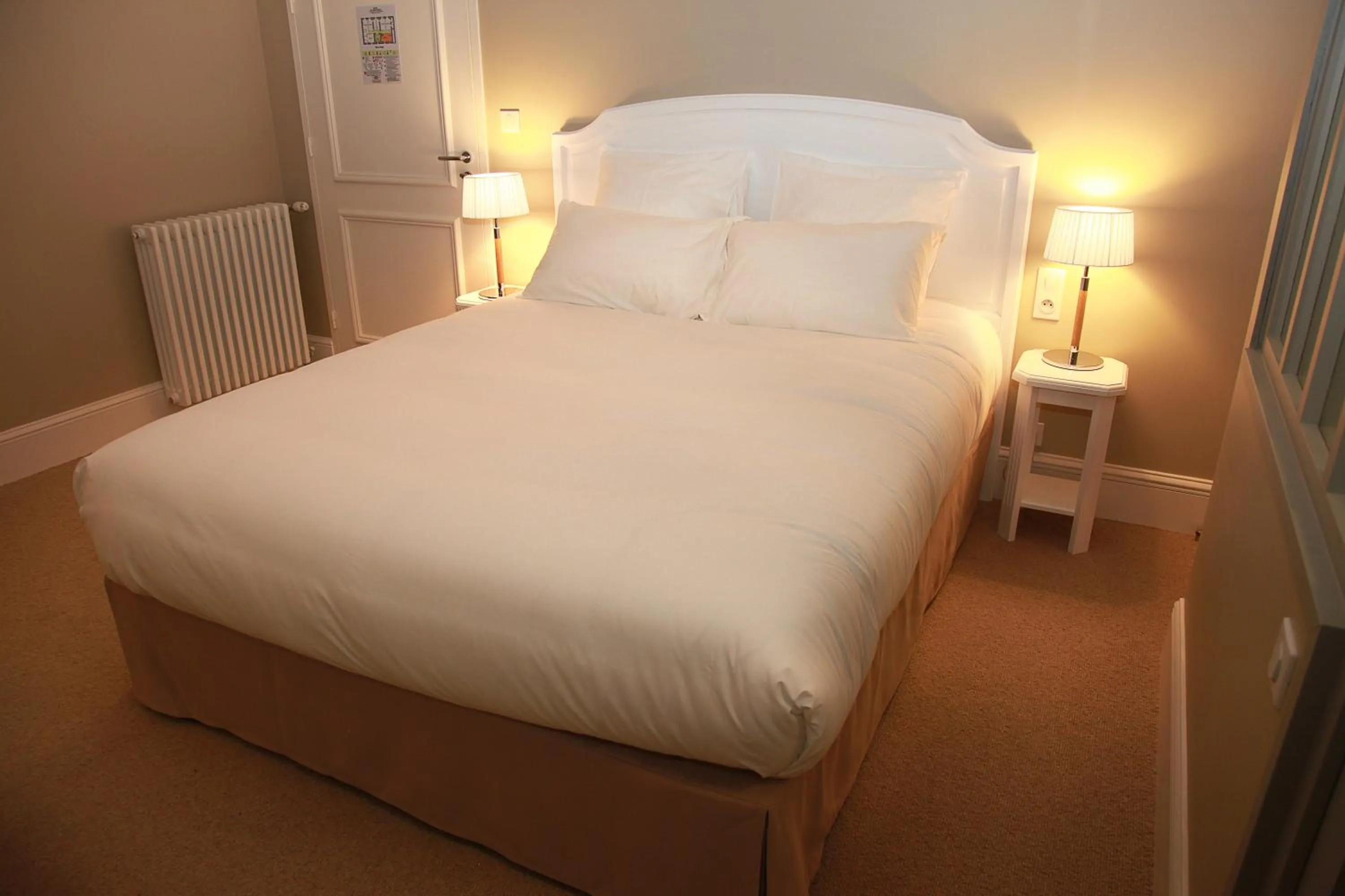 Bedroom, Bed in Hôtel Le Gentleman