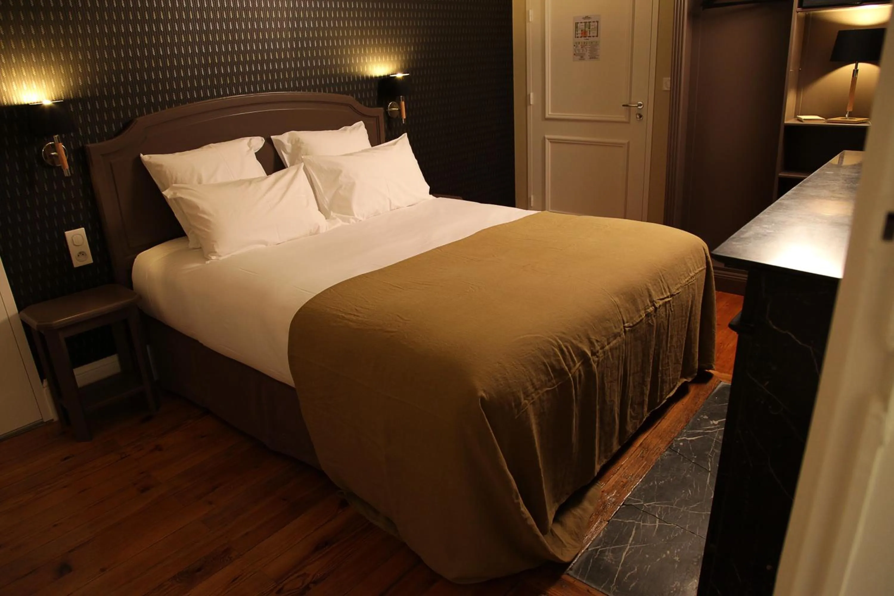 Bed in Hôtel Le Gentleman