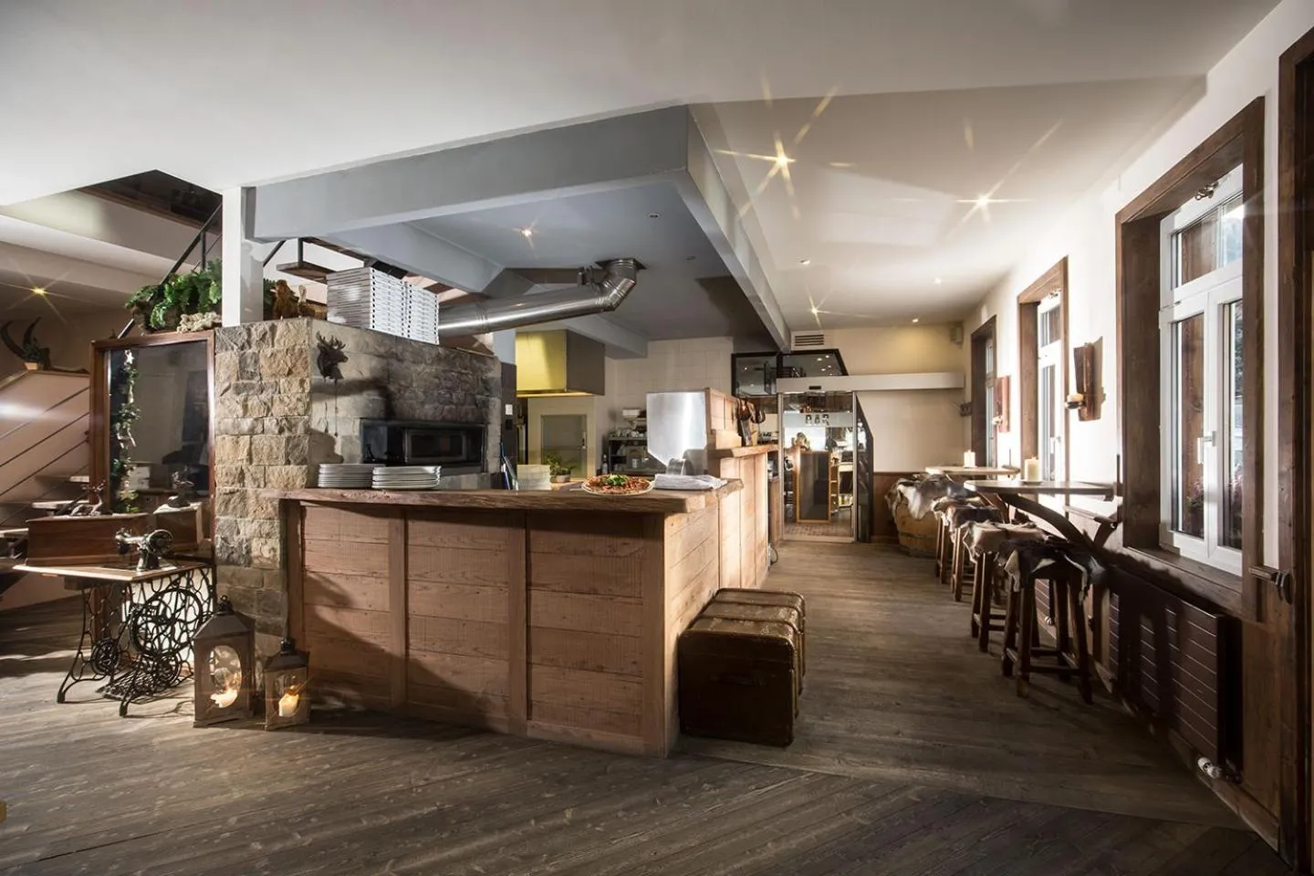 Restaurant/places to eat in Hotel Station