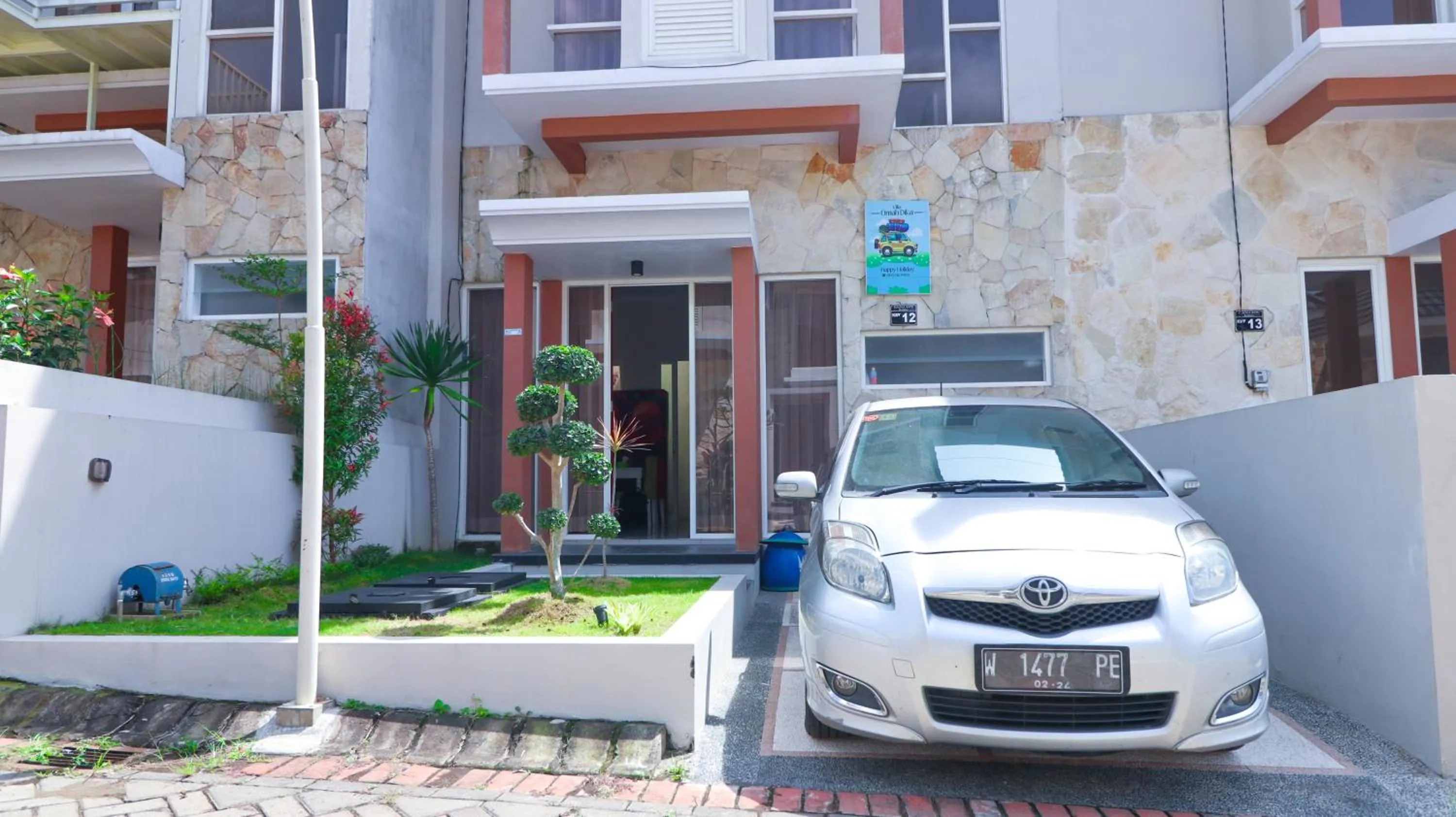 Facade/entrance in Villa Sunday by Masterpiecevilla