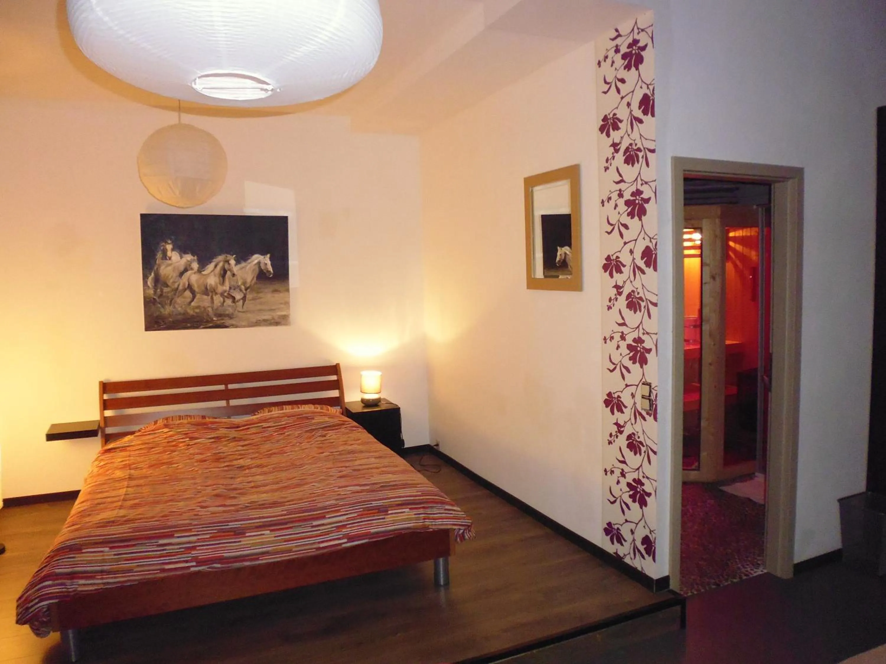 Photo of the whole room, Bed in B&B V.K. PGmbH
