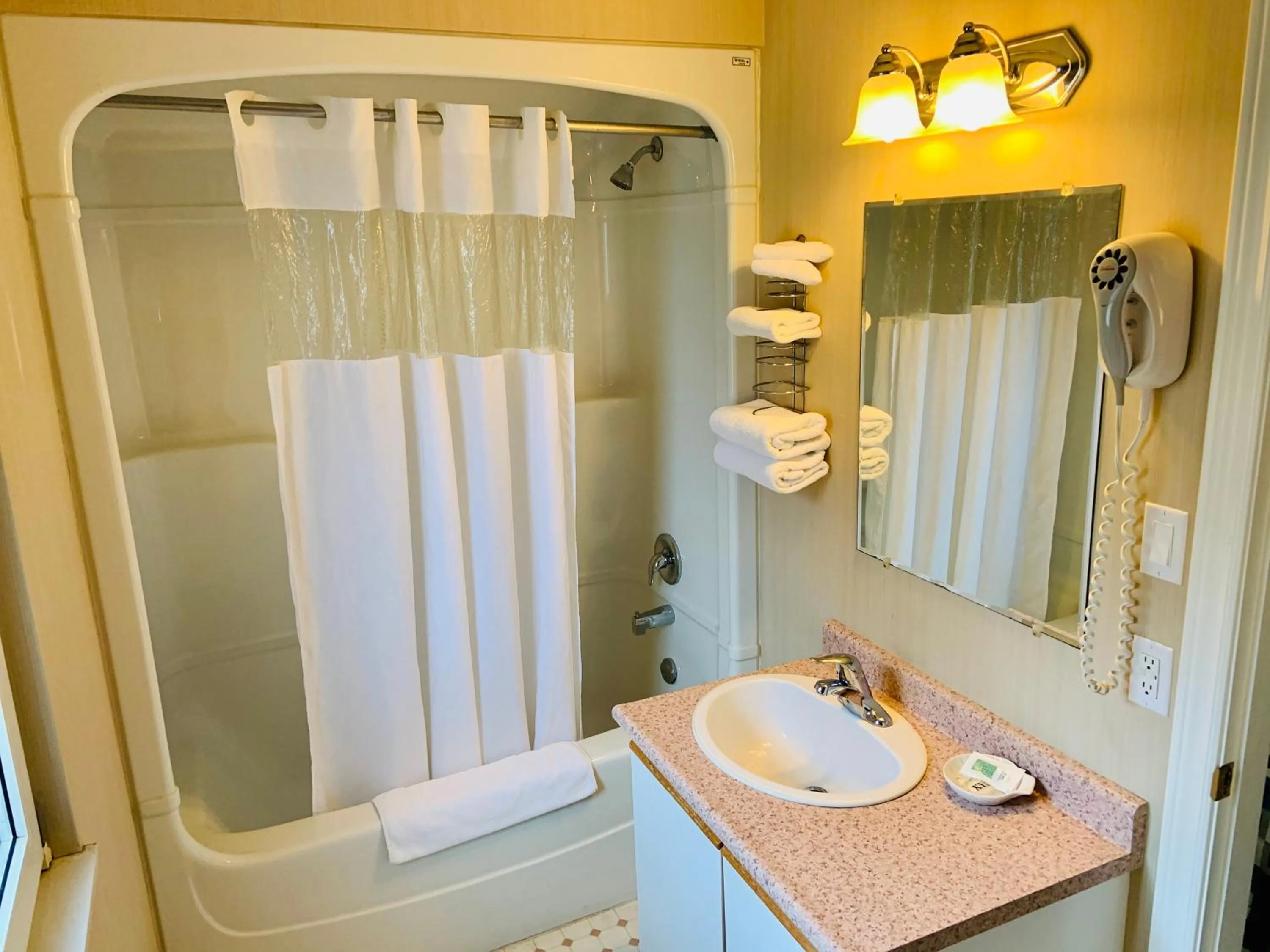 Bathroom in Green Acres Motel