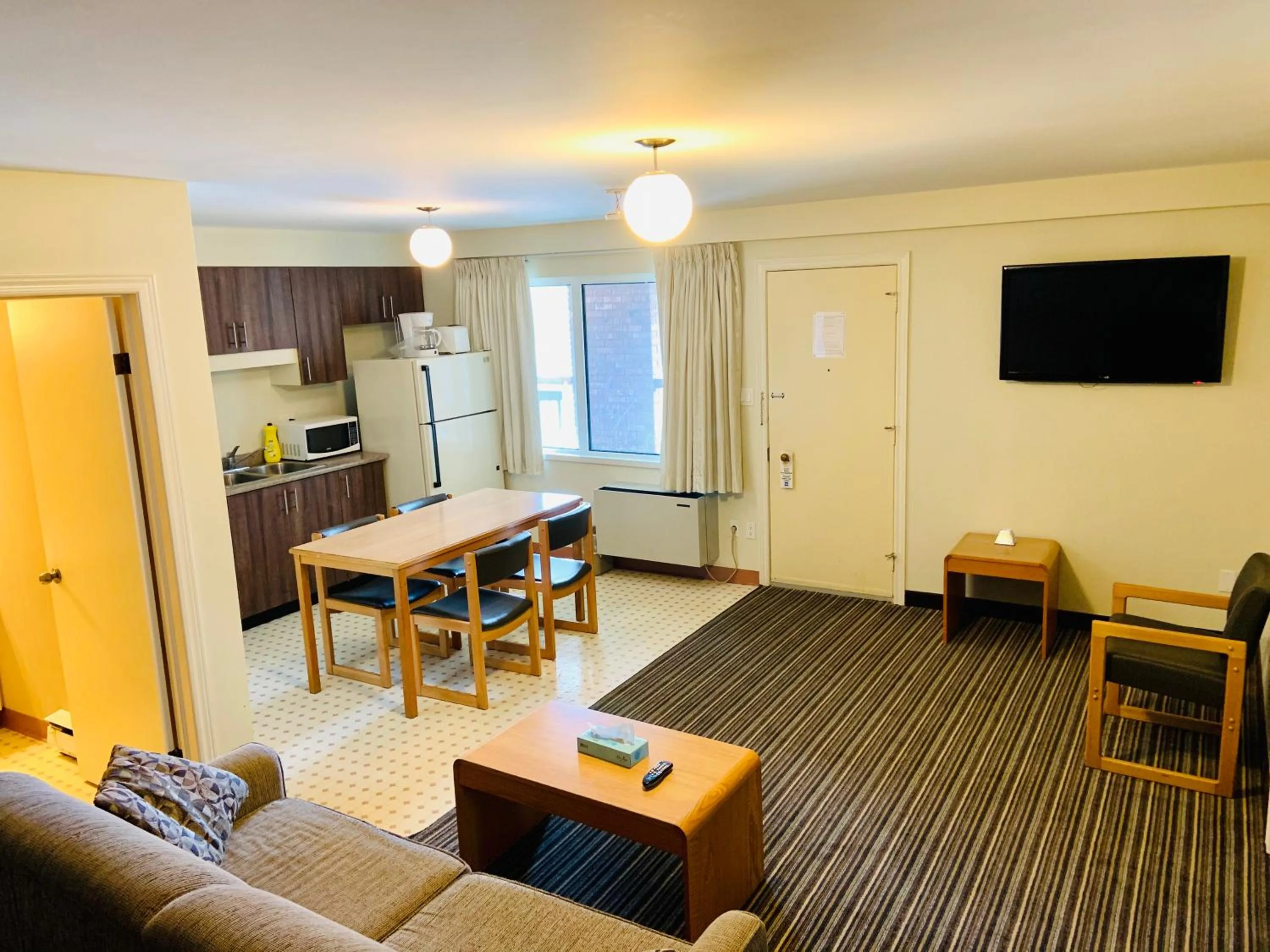 Kitchen or kitchenette in Green Acres Motel