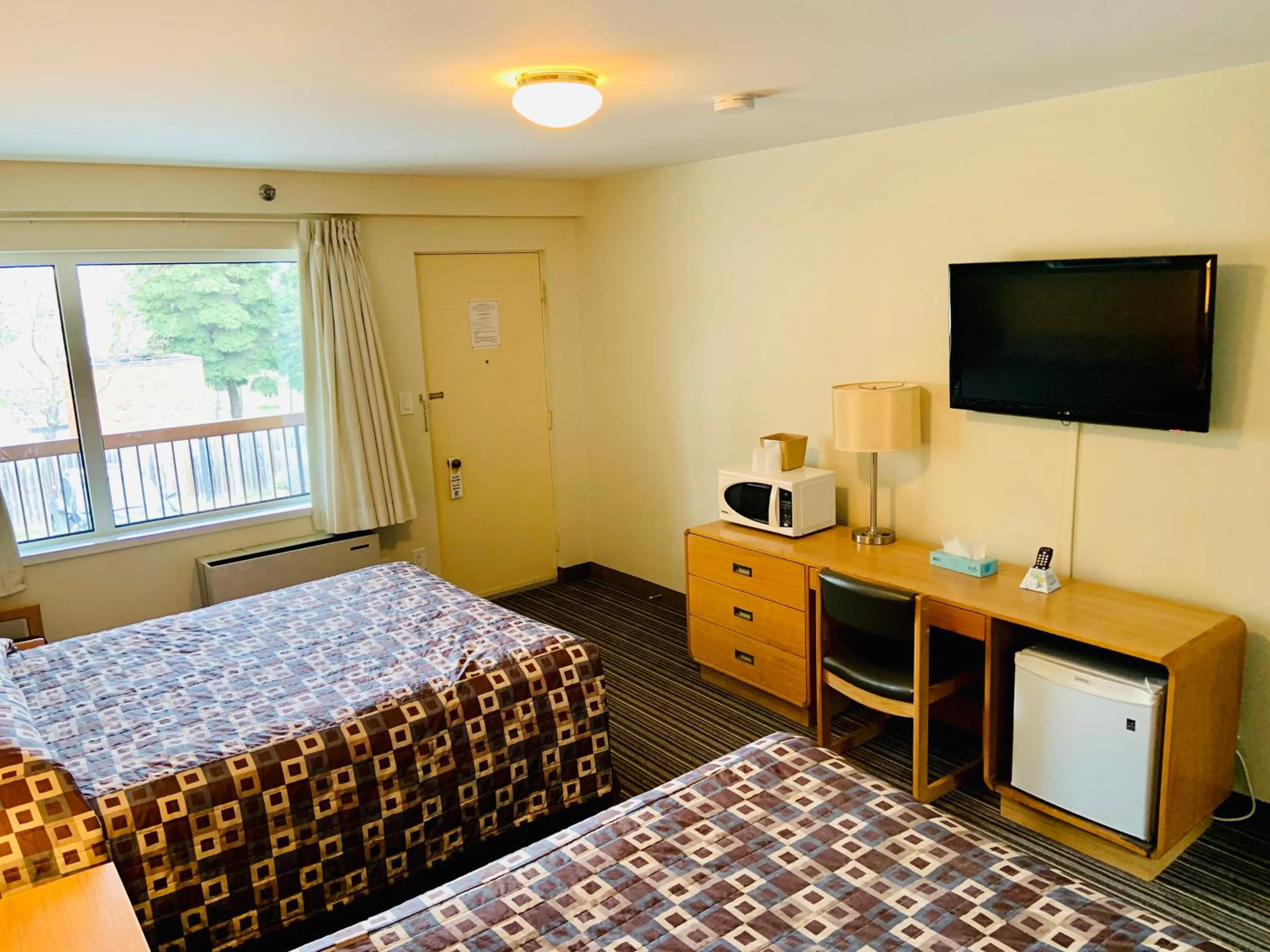 Communal lounge/ TV room, Bed in Green Acres Motel