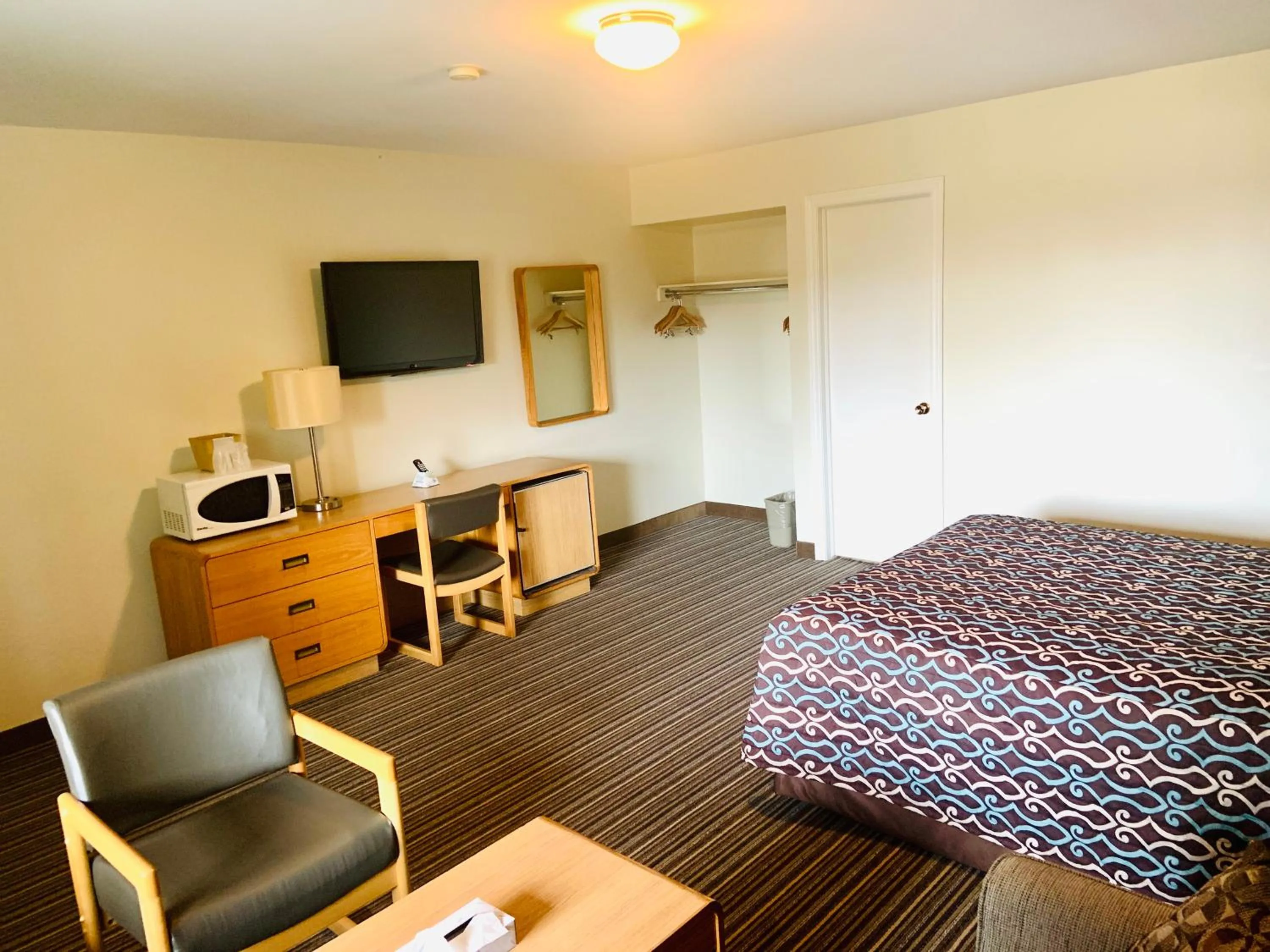 Living room, Bed in Green Acres Motel