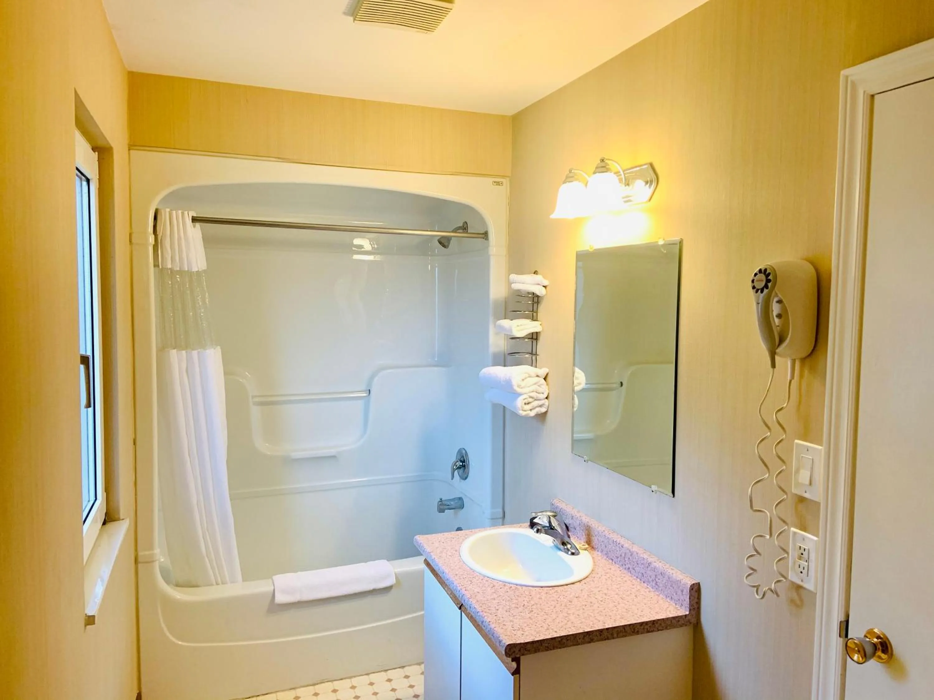 Bathroom in Green Acres Motel