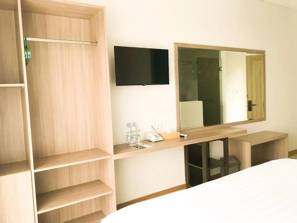 wardrobe, Bed in Grand Samota Hotel