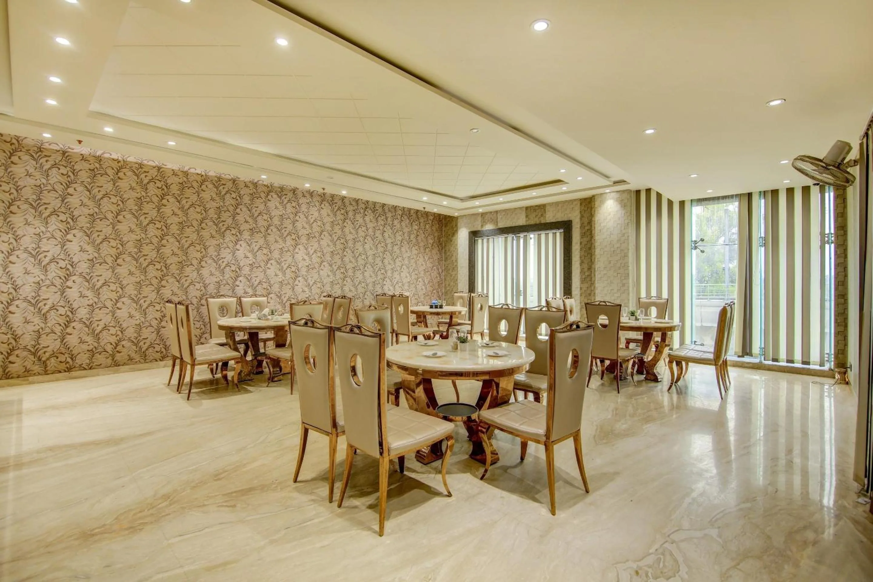 Restaurant/places to eat in Super Townhouse OAK Hotel C Pearls