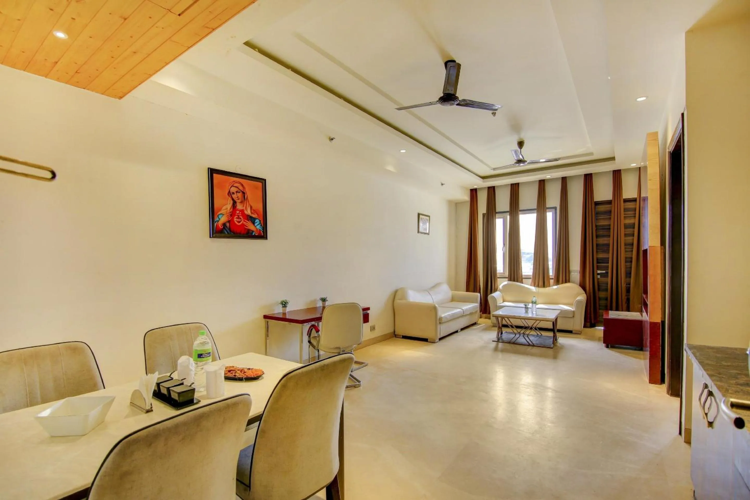 Lobby or reception in Super Townhouse OAK Hotel C Pearls