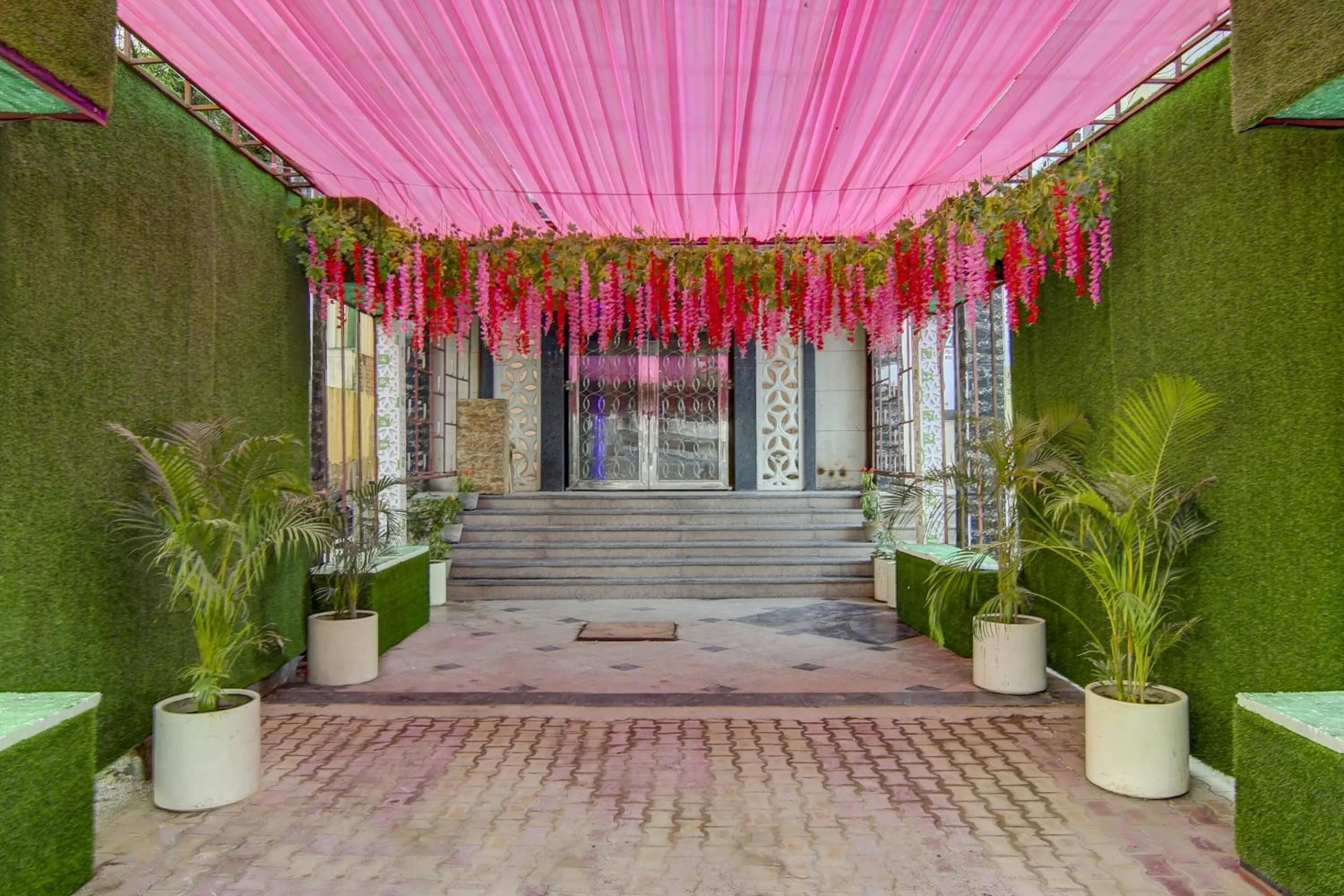 Facade/entrance in Super Townhouse OAK Hotel C Pearls