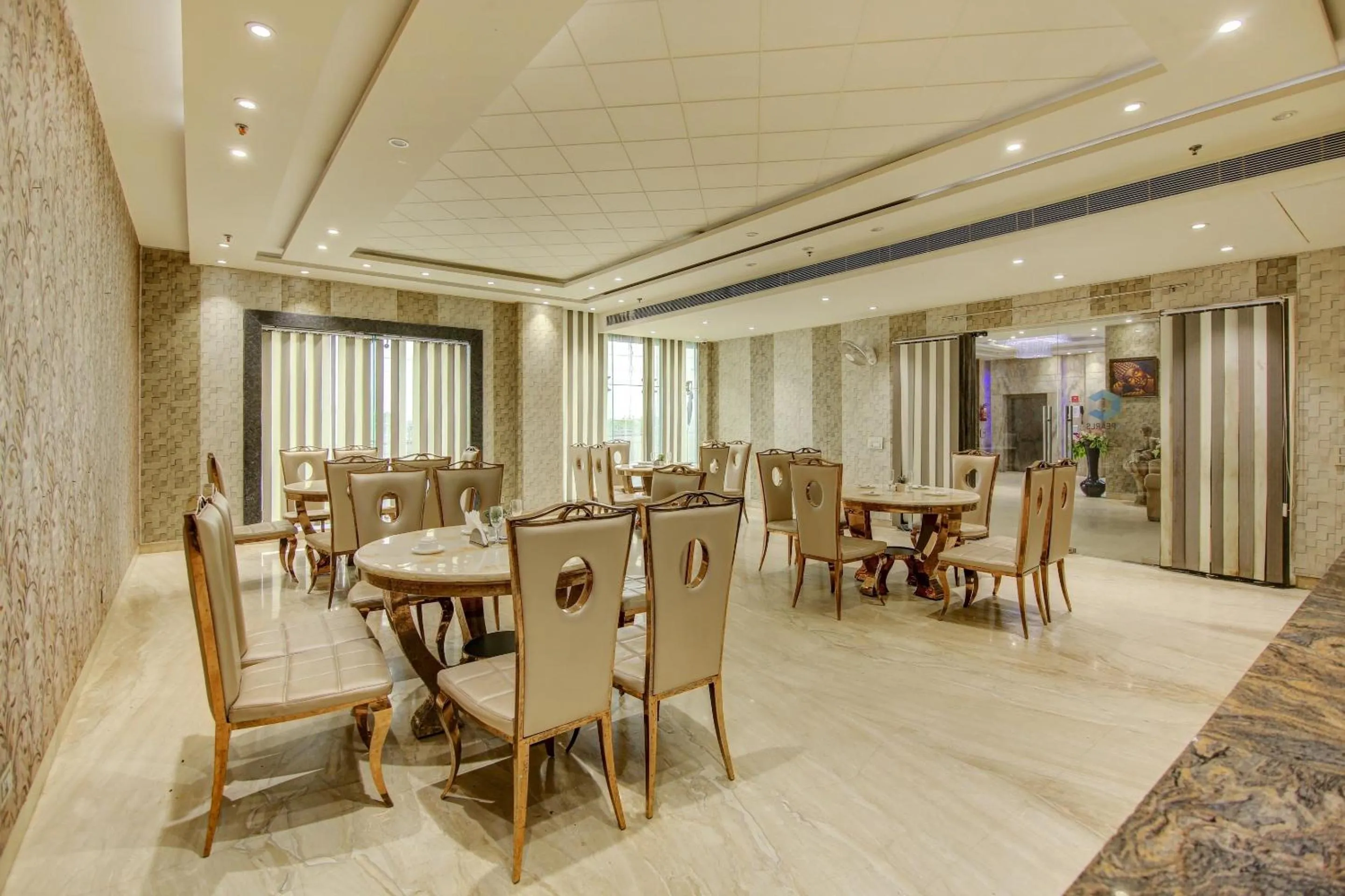 Restaurant/places to eat in Super Townhouse OAK Hotel C Pearls