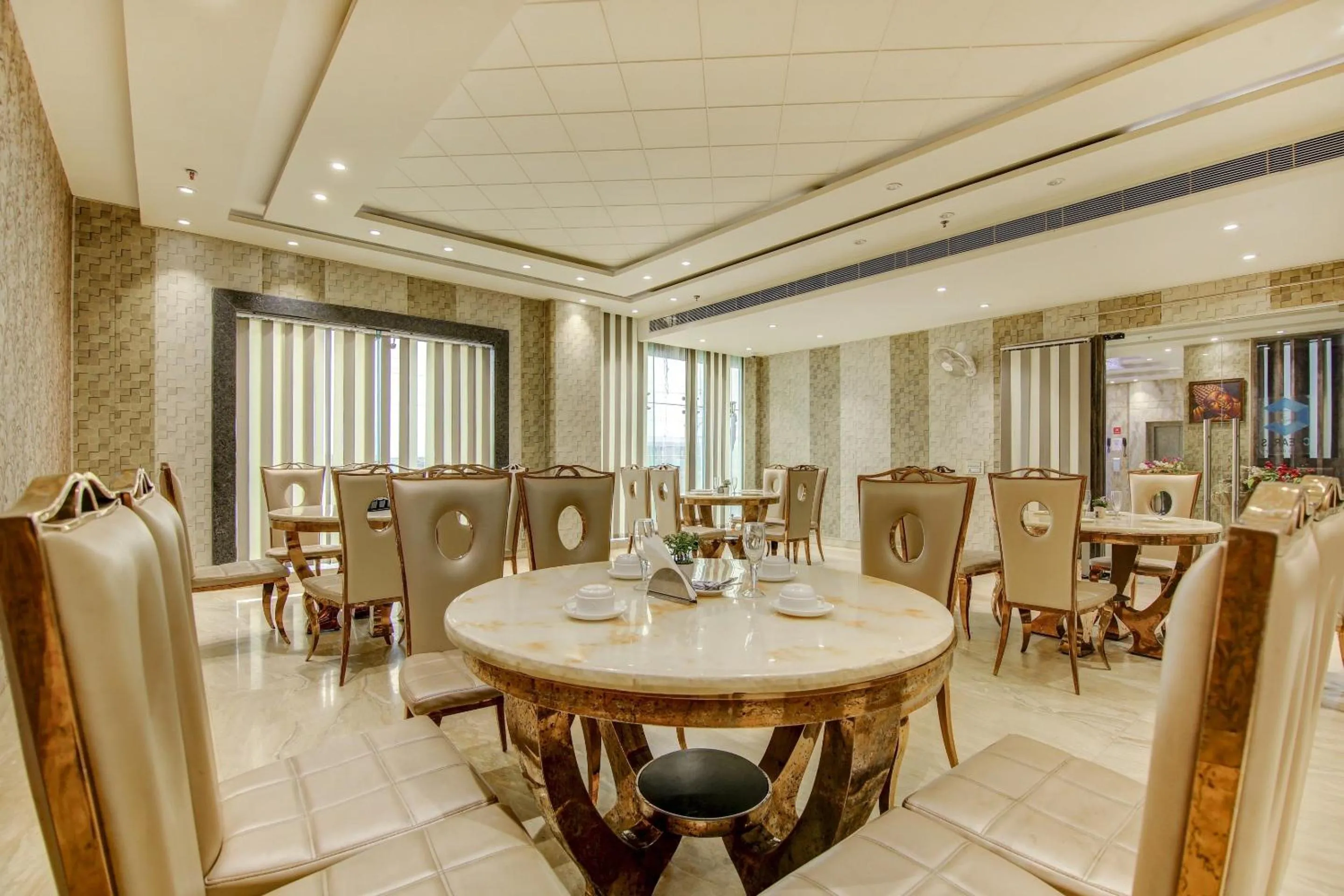 Restaurant/places to eat in Super Townhouse OAK Hotel C Pearls