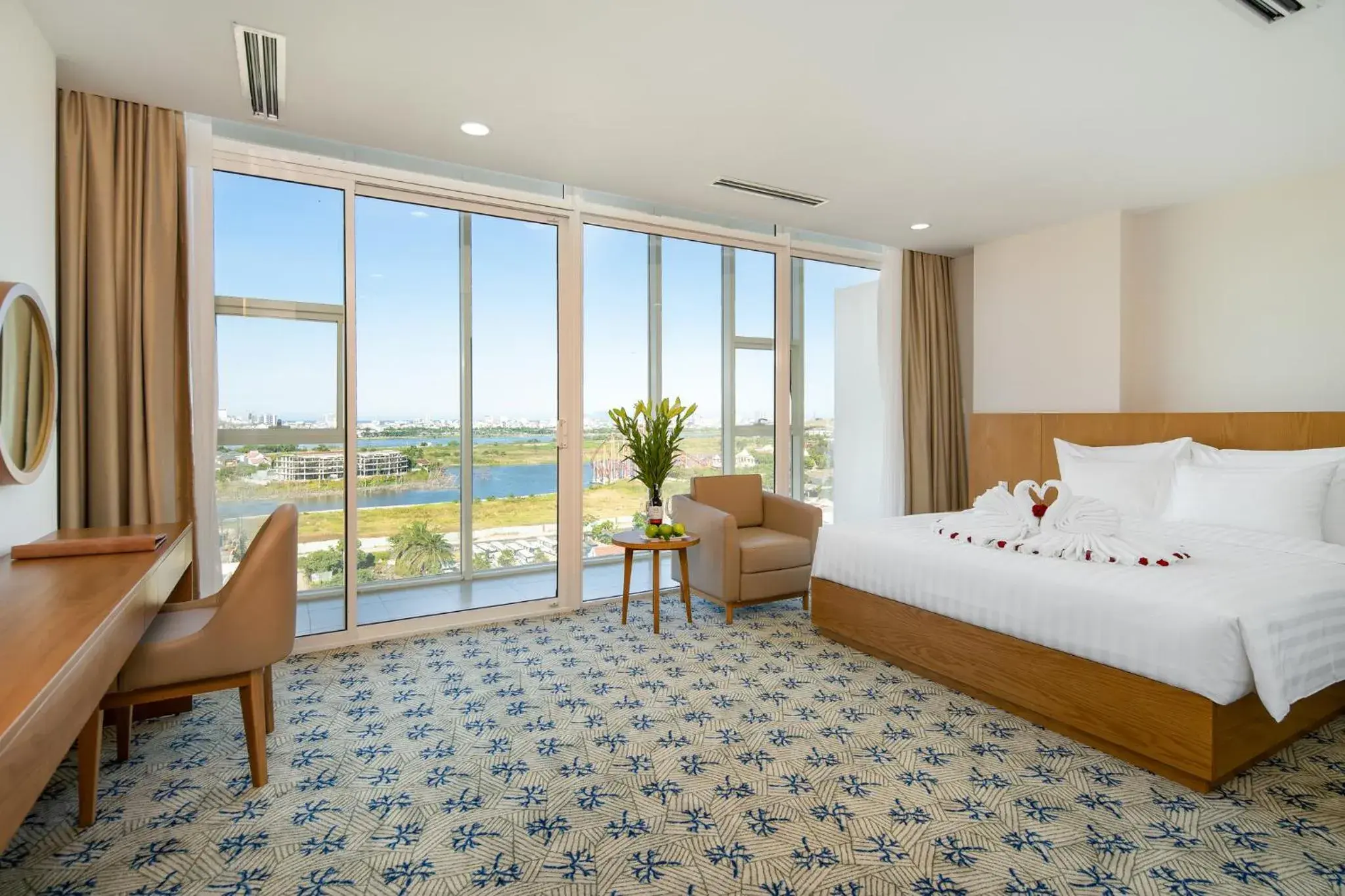 Deluxe Double Room with Balcony and Han River view in Lamanga Hotel & Suites Deluxe Double Room with Balcony and Han River view in Lamanga Hotel & Suites