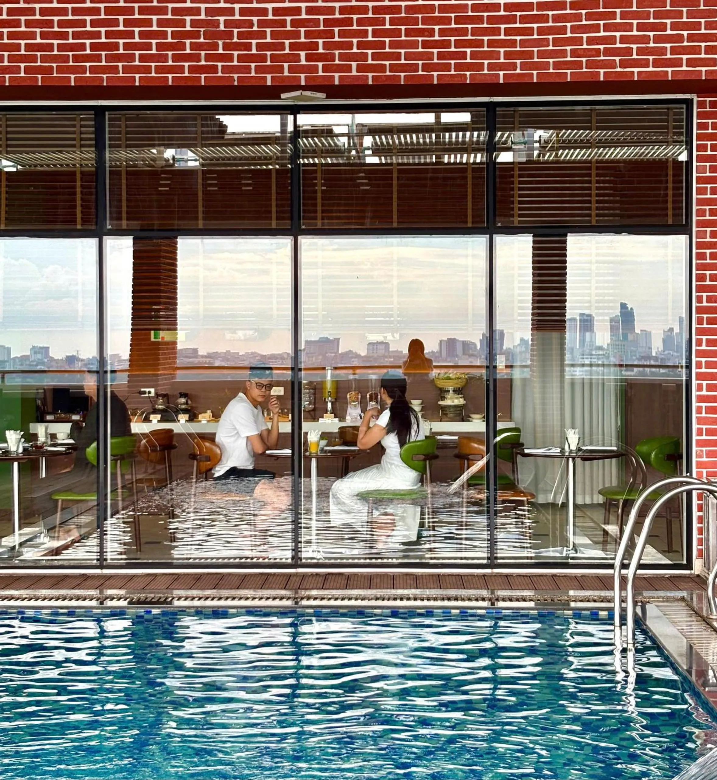 Restaurant/places to eat in Record Hotel