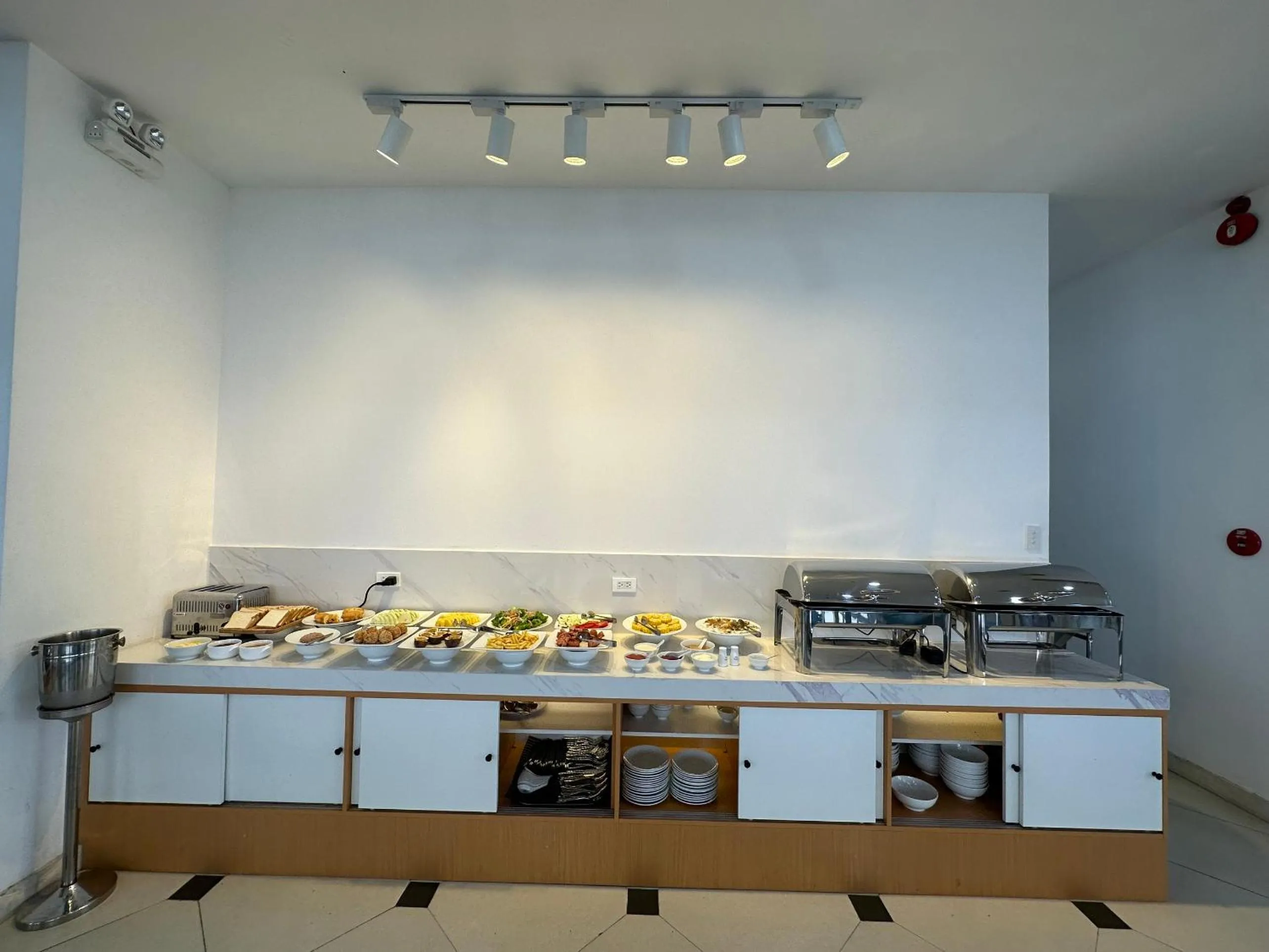 Restaurant/places to eat in Lamanga Hotel & Suites