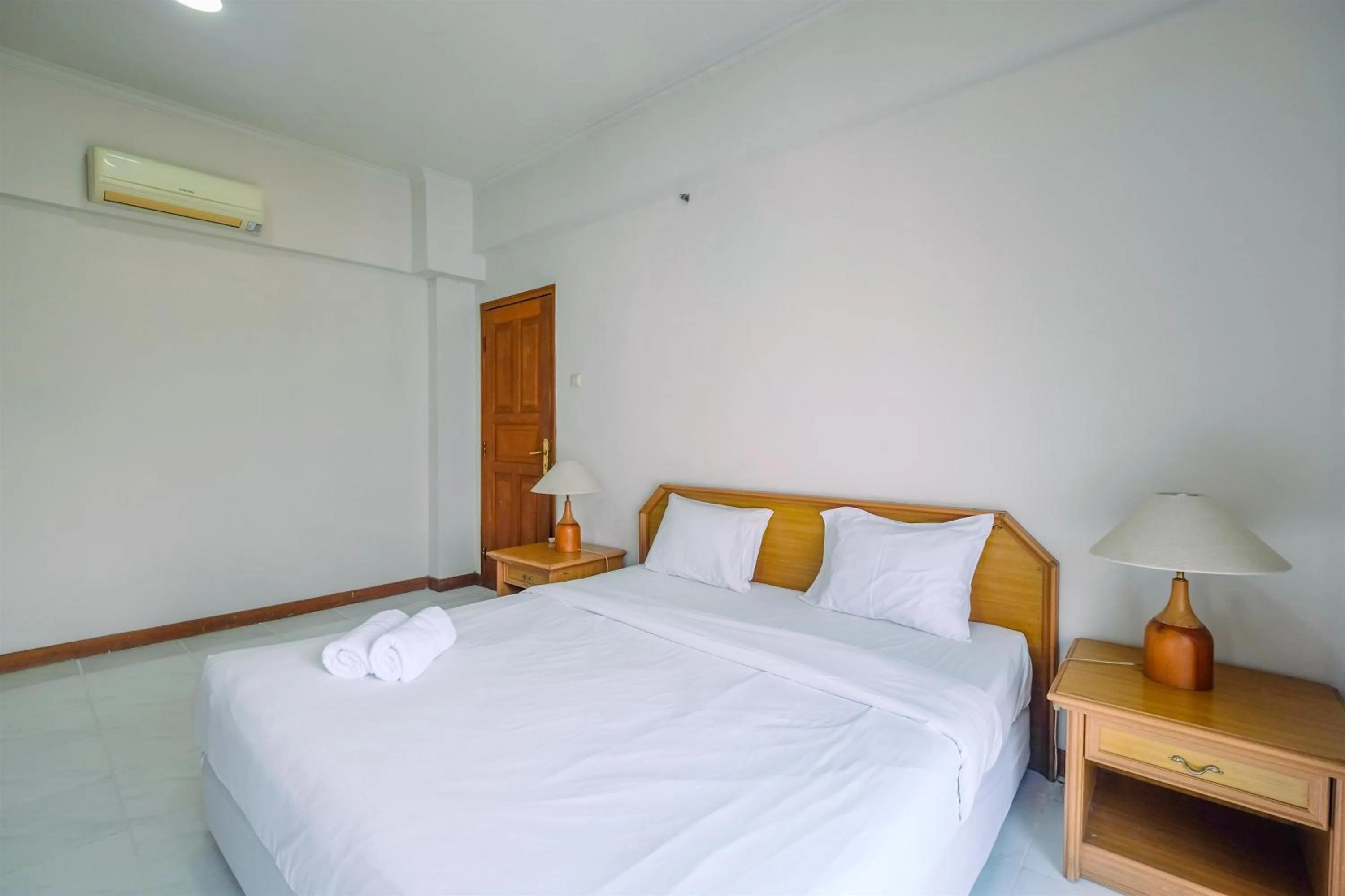 Spacious and Strategic 3BR Kondominium Juanda Apartment By Travelio