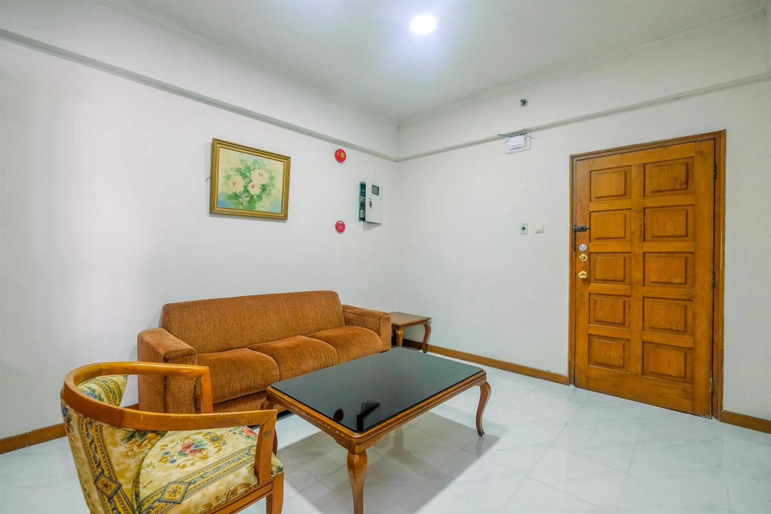 Spacious and Strategic 3BR Kondominium Juanda Apartment By Travelio