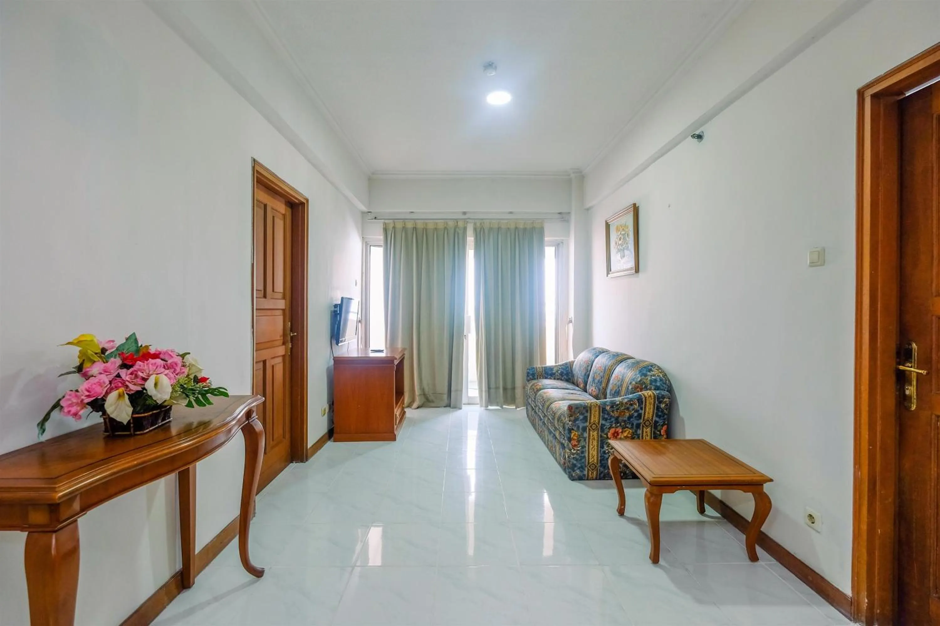 Living room in Spacious and Strategic 3BR Kondominium Juanda Apartment By Travelio