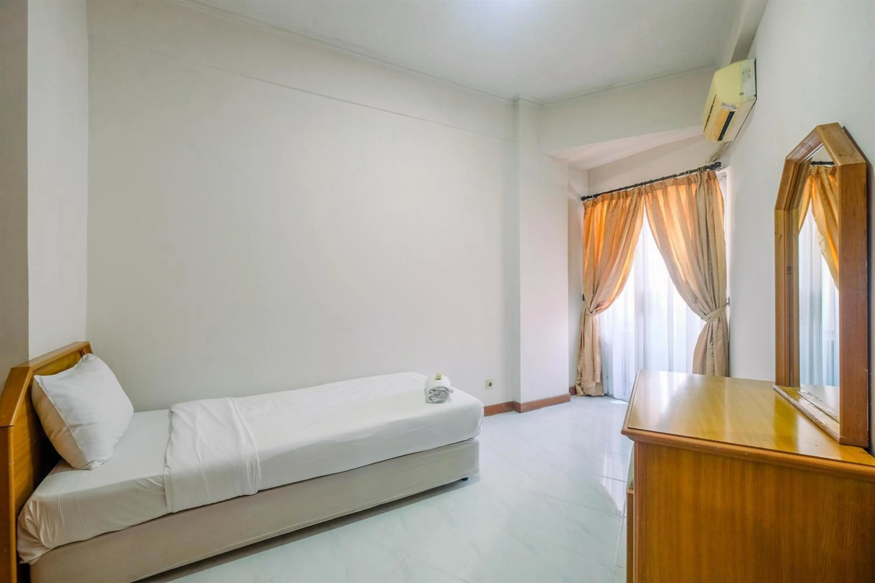 Spacious and Strategic 3BR Kondominium Juanda Apartment By Travelio