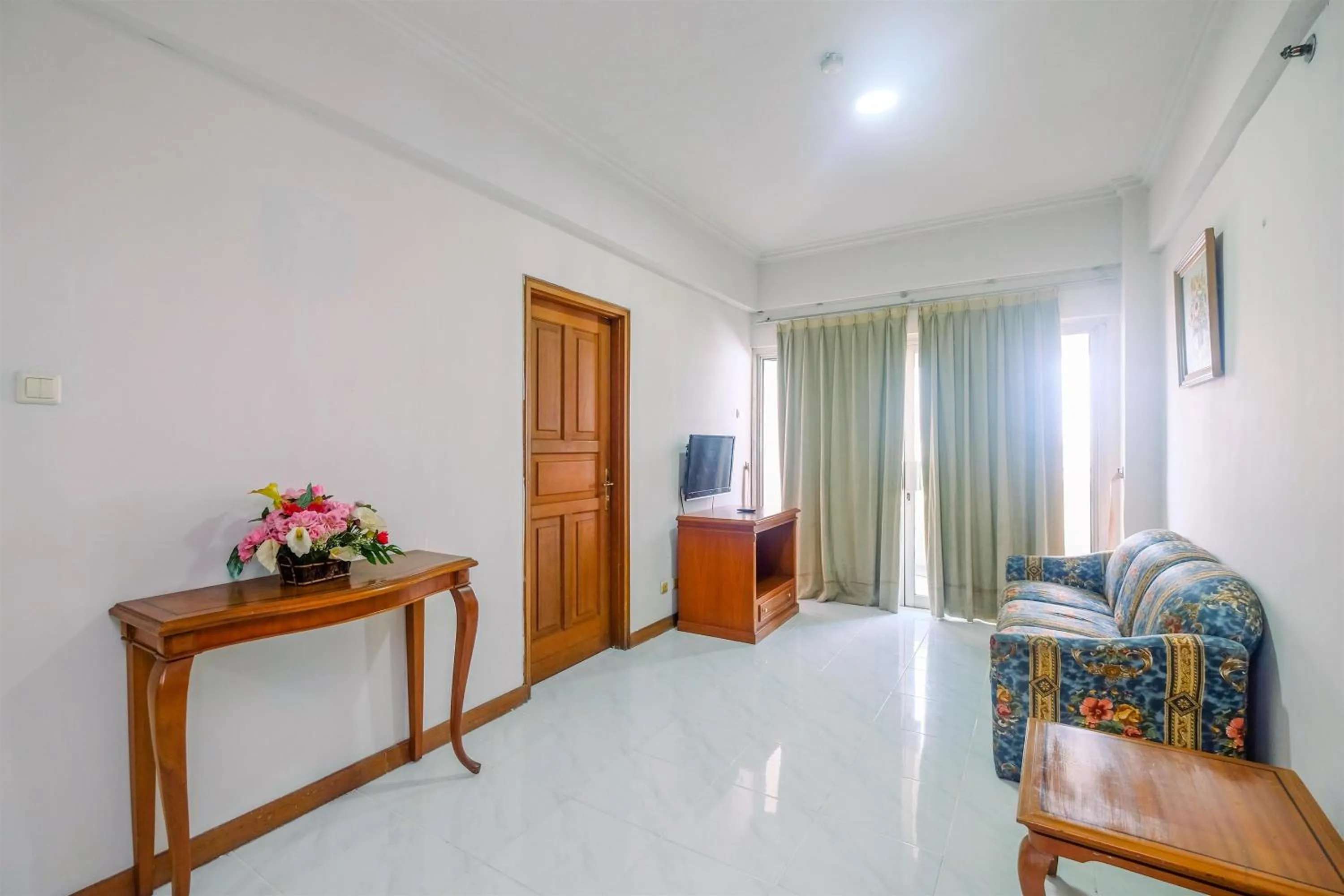 Spacious and Strategic 3BR Kondominium Juanda Apartment By Travelio