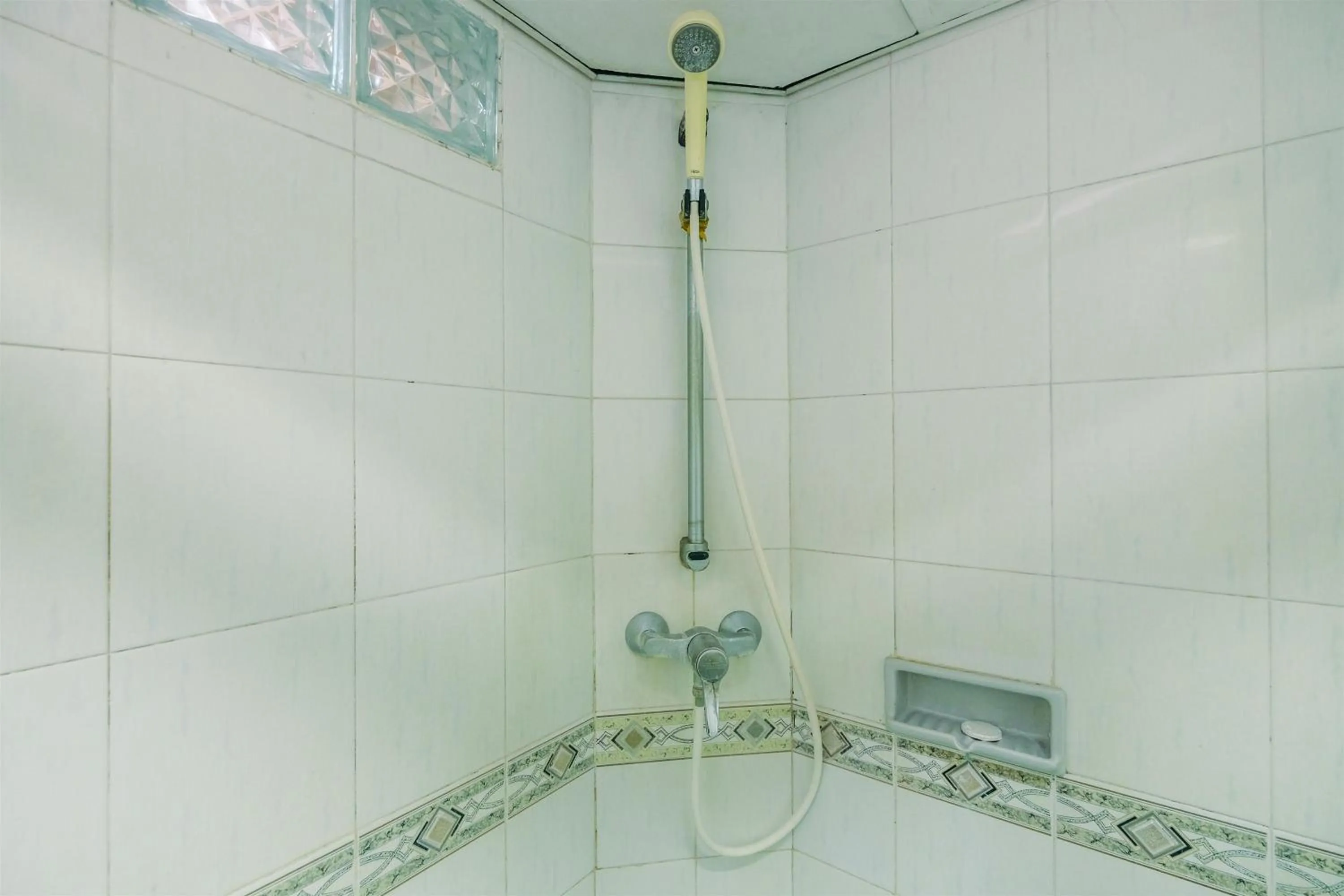 Spacious and Strategic 3BR Kondominium Juanda Apartment By Travelio