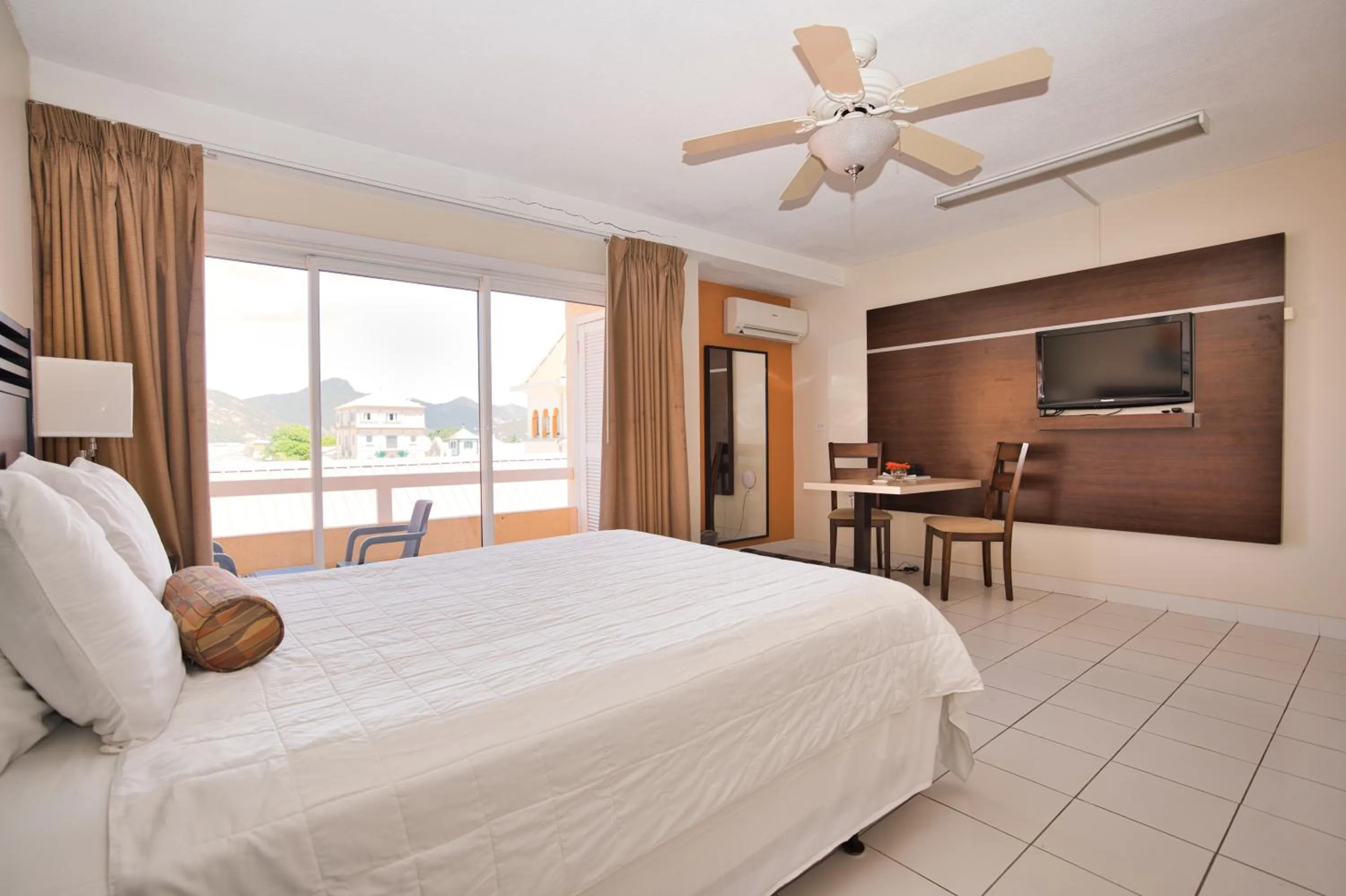 Photo of the whole room, Bed in Horizon View Beach Hotel