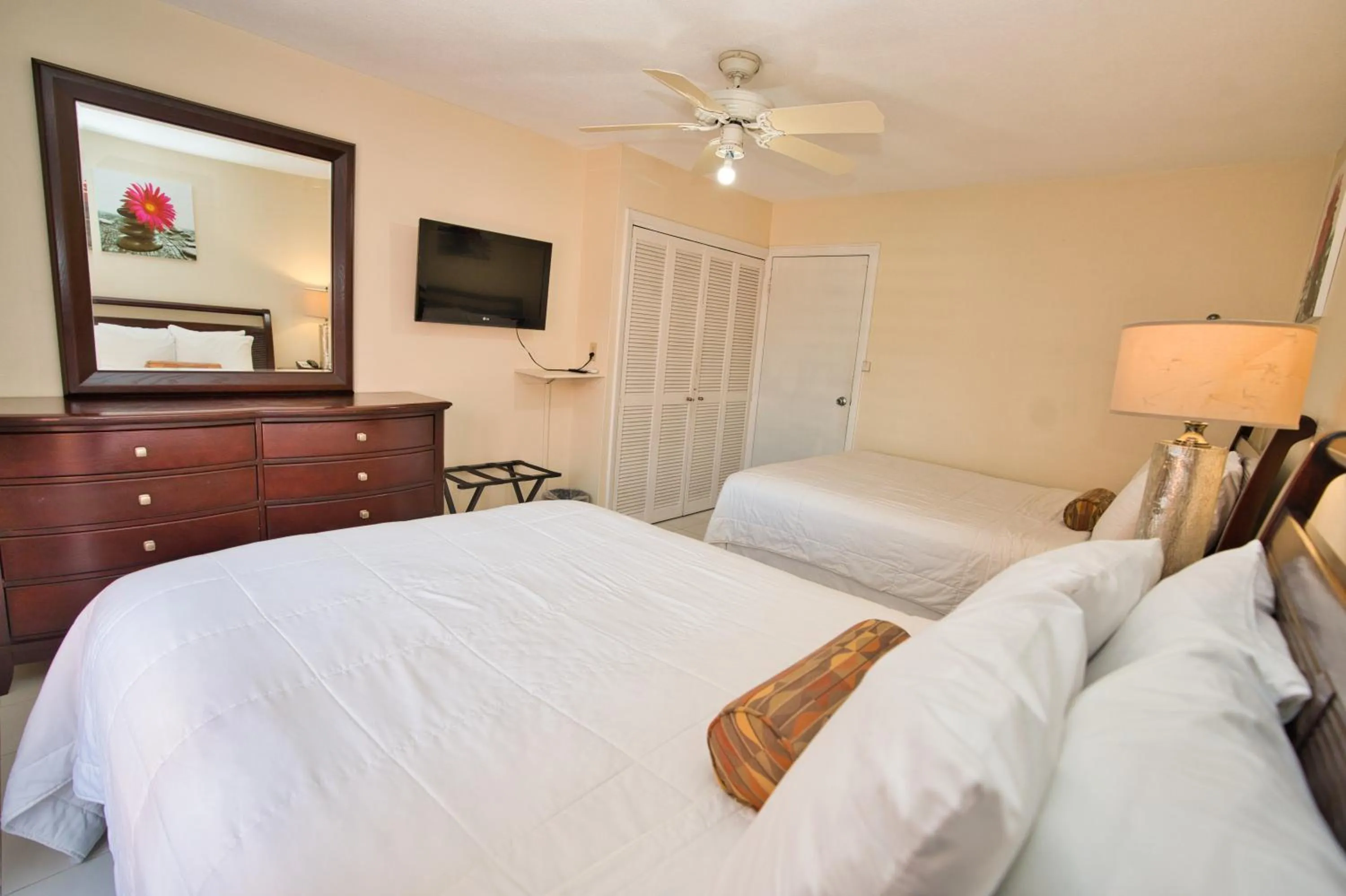 Bedroom, Bed in Horizon View Beach Hotel