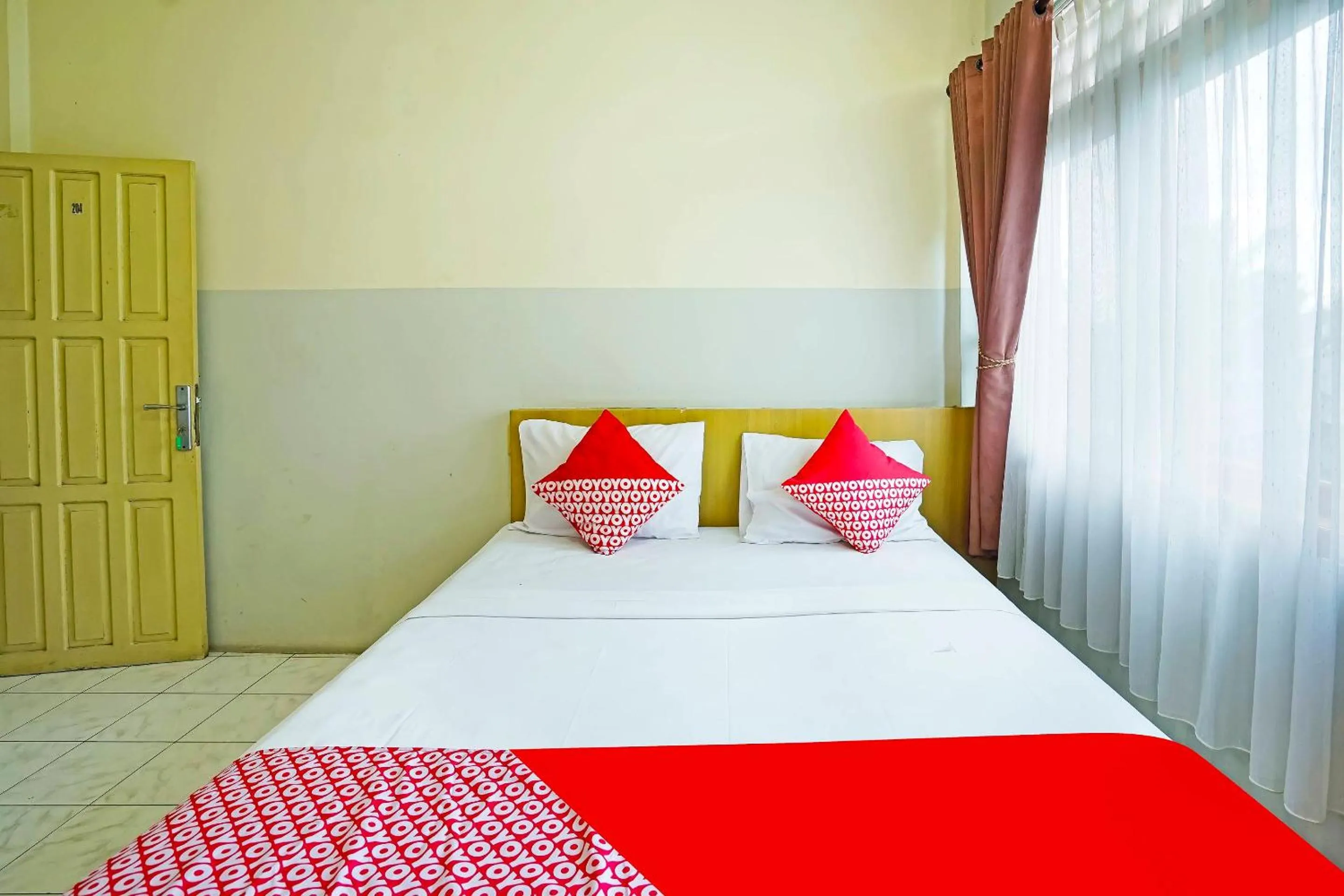 Bedroom in OYO 90390 Hotel Rd Premium