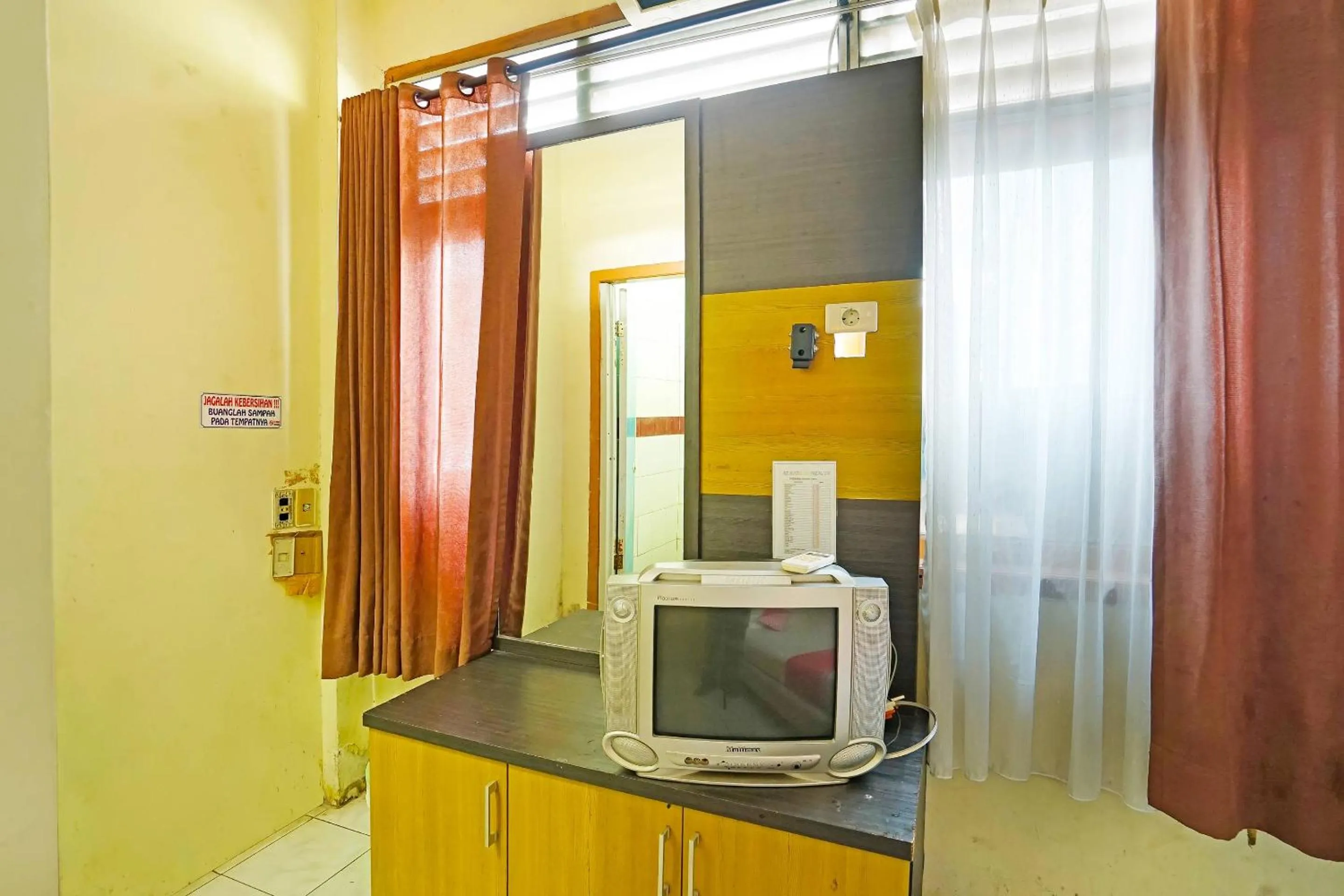 TV and multimedia, TV/Entertainment Center in OYO 90390 Hotel Rd Premium
