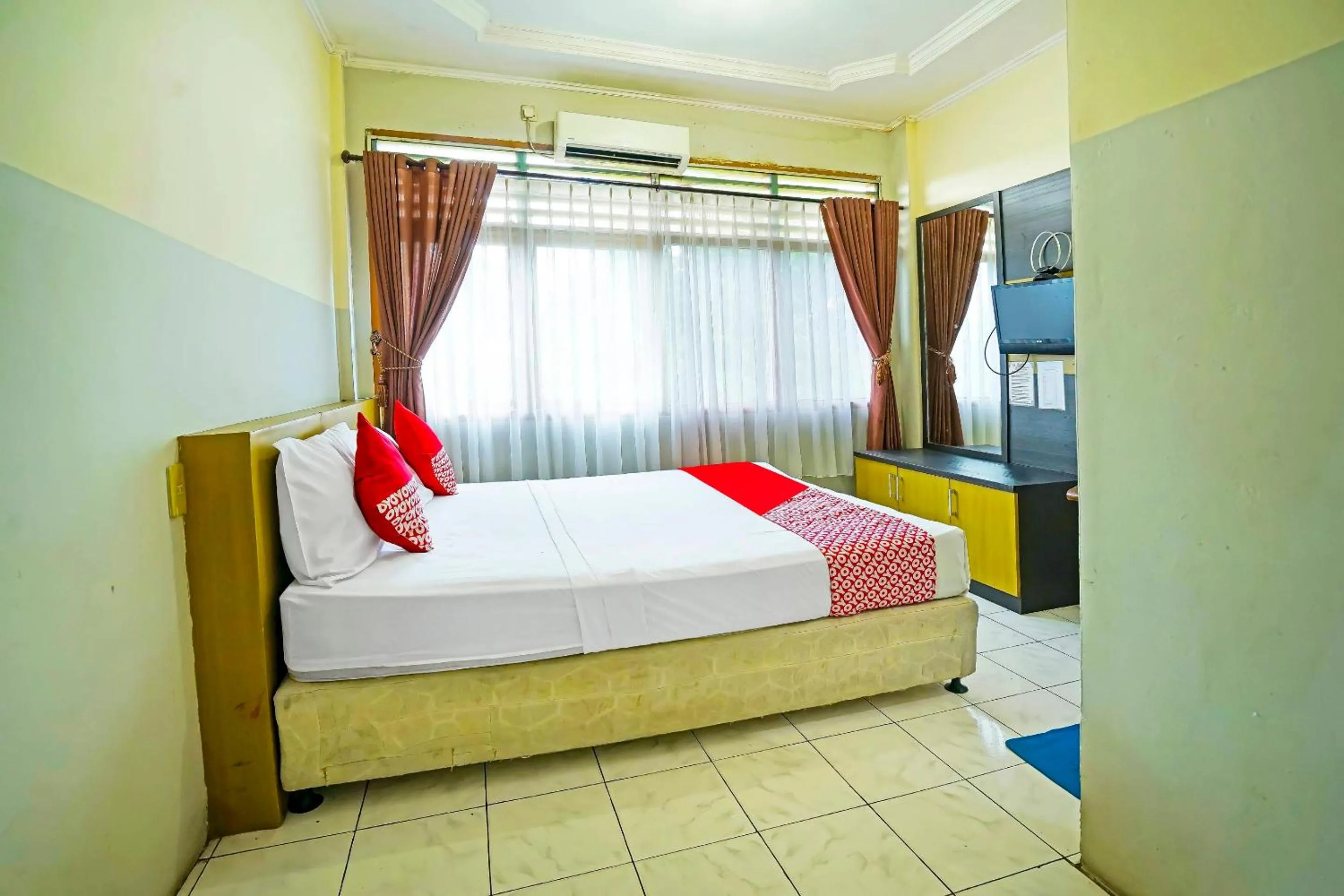 Bedroom in OYO 90390 Hotel Rd Premium