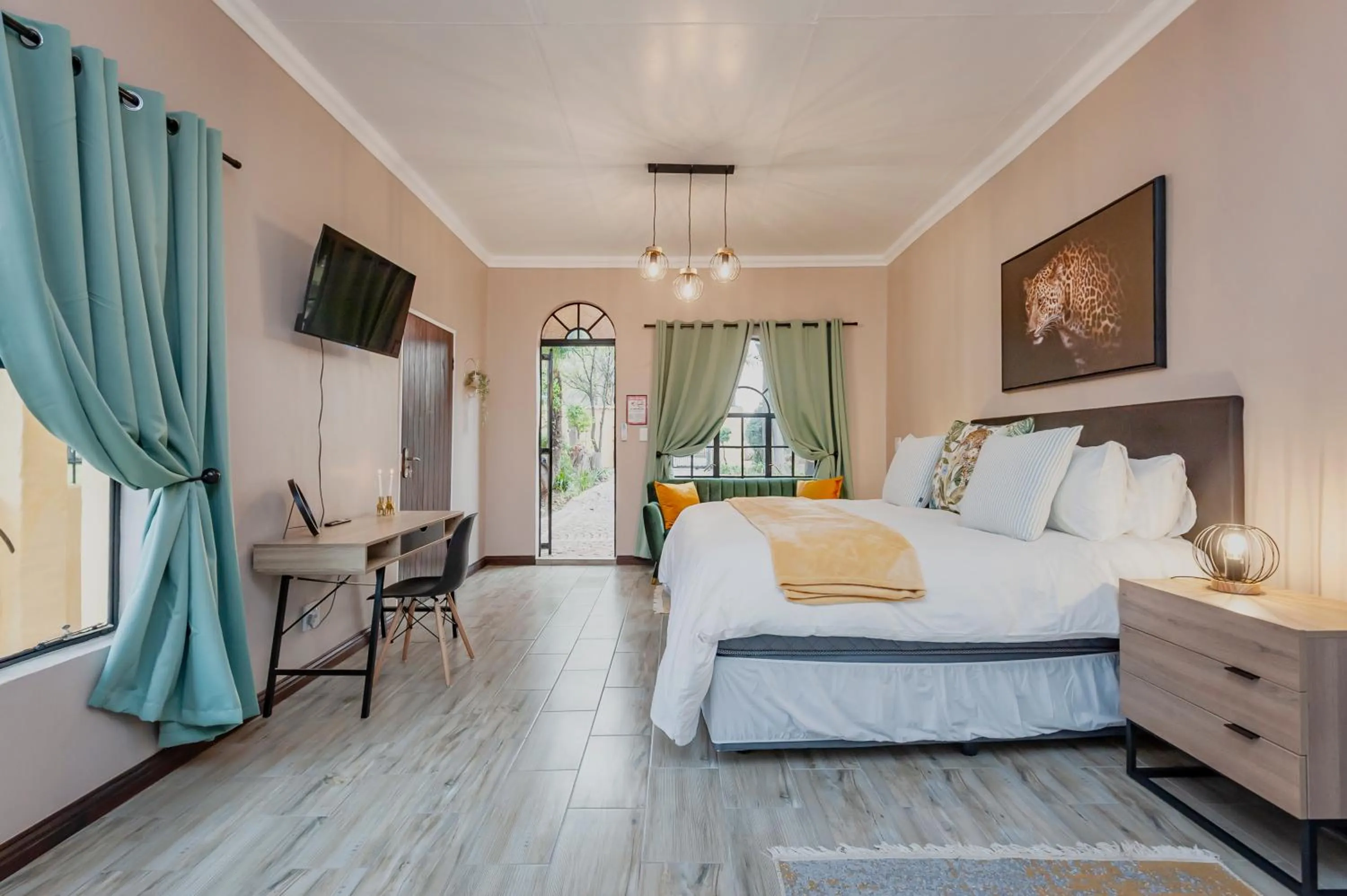 Bedroom, Bed in Airport Tower Lodge