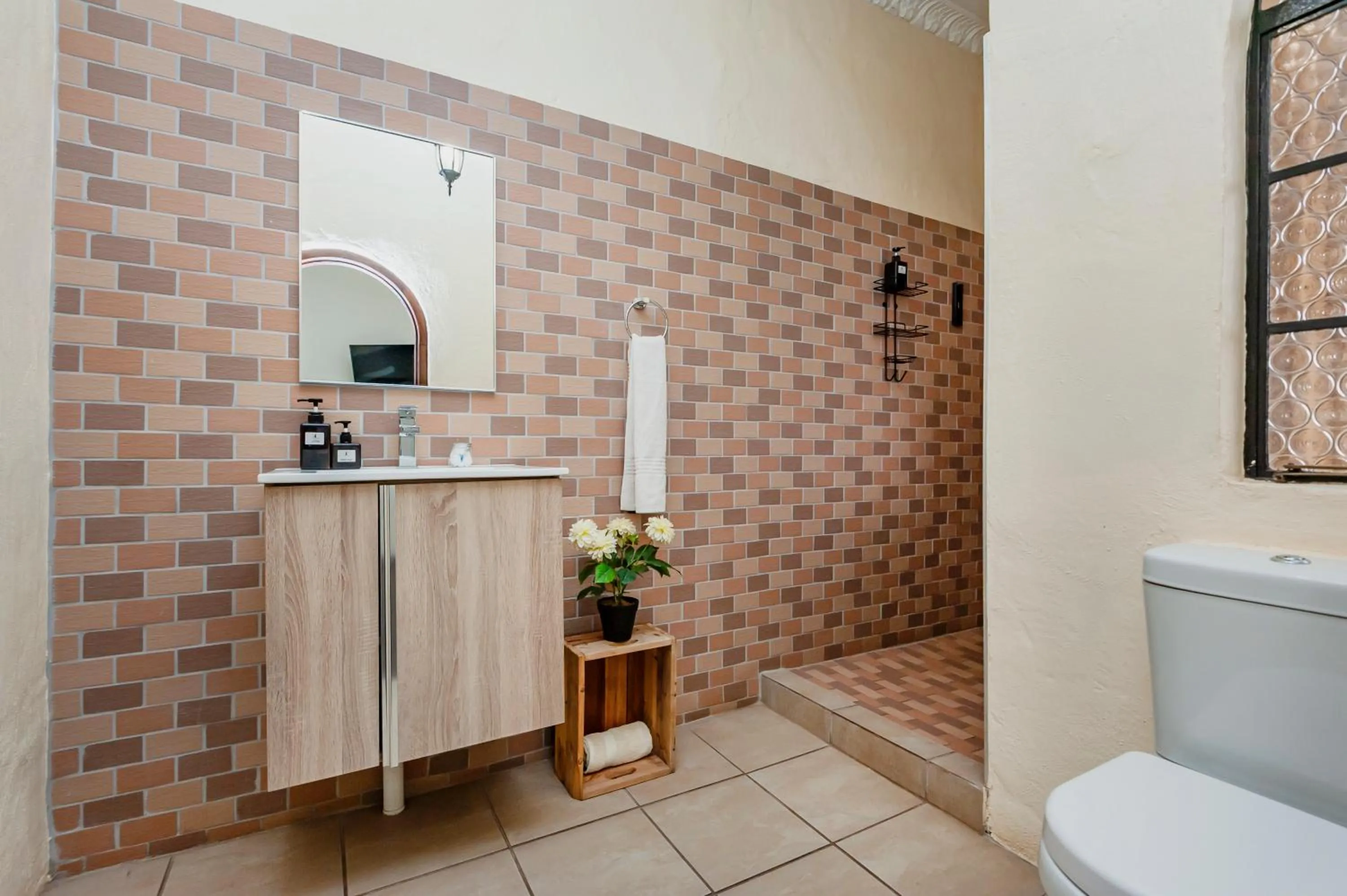 Bathroom in Airport Tower Lodge