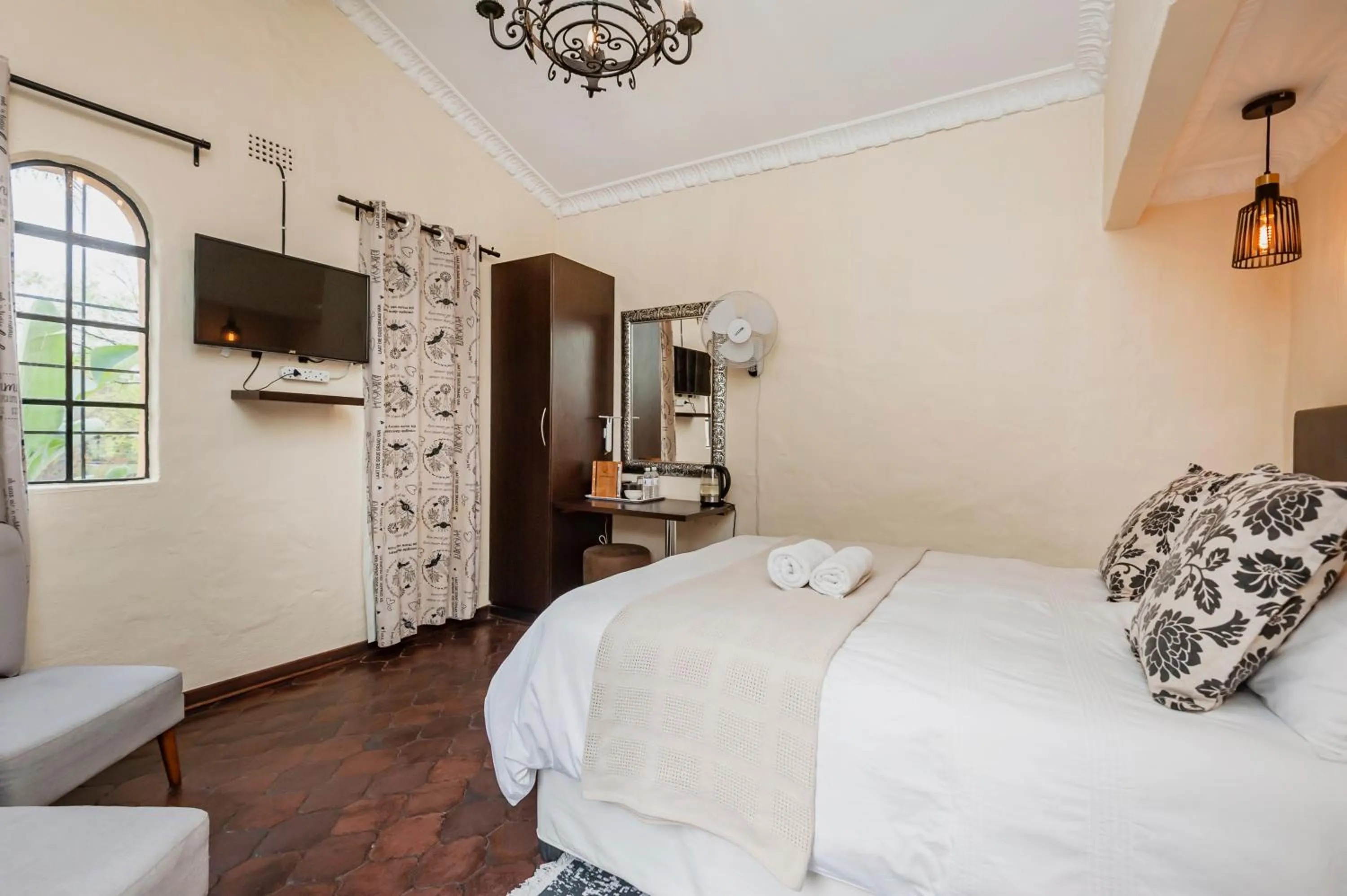 Photo of the whole room, Bed in Airport Tower Lodge