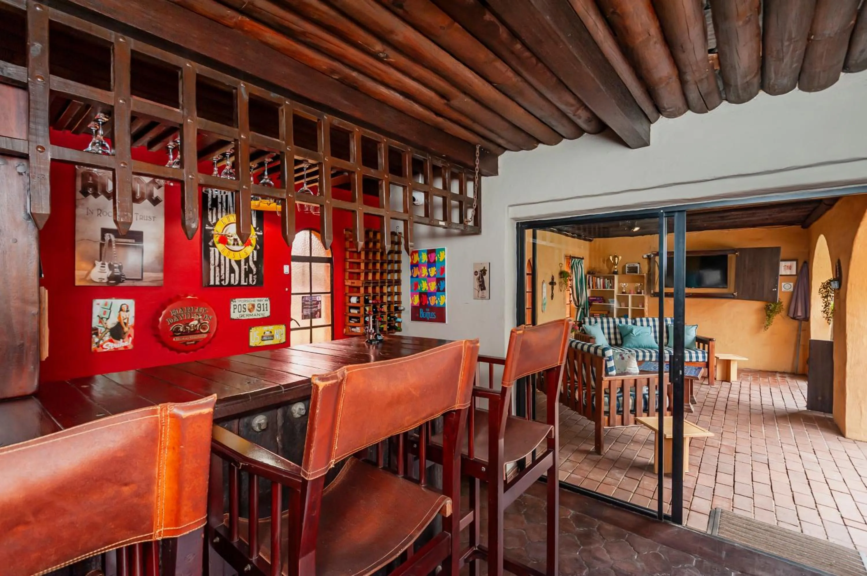 Lounge or bar in Airport Tower Lodge