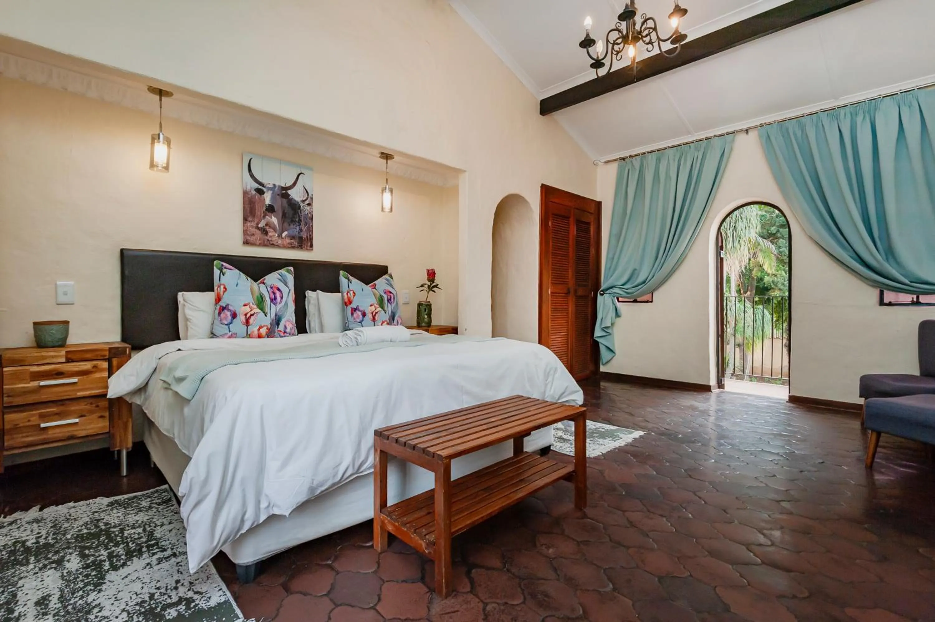 Photo of the whole room, Bed in Airport Tower Lodge