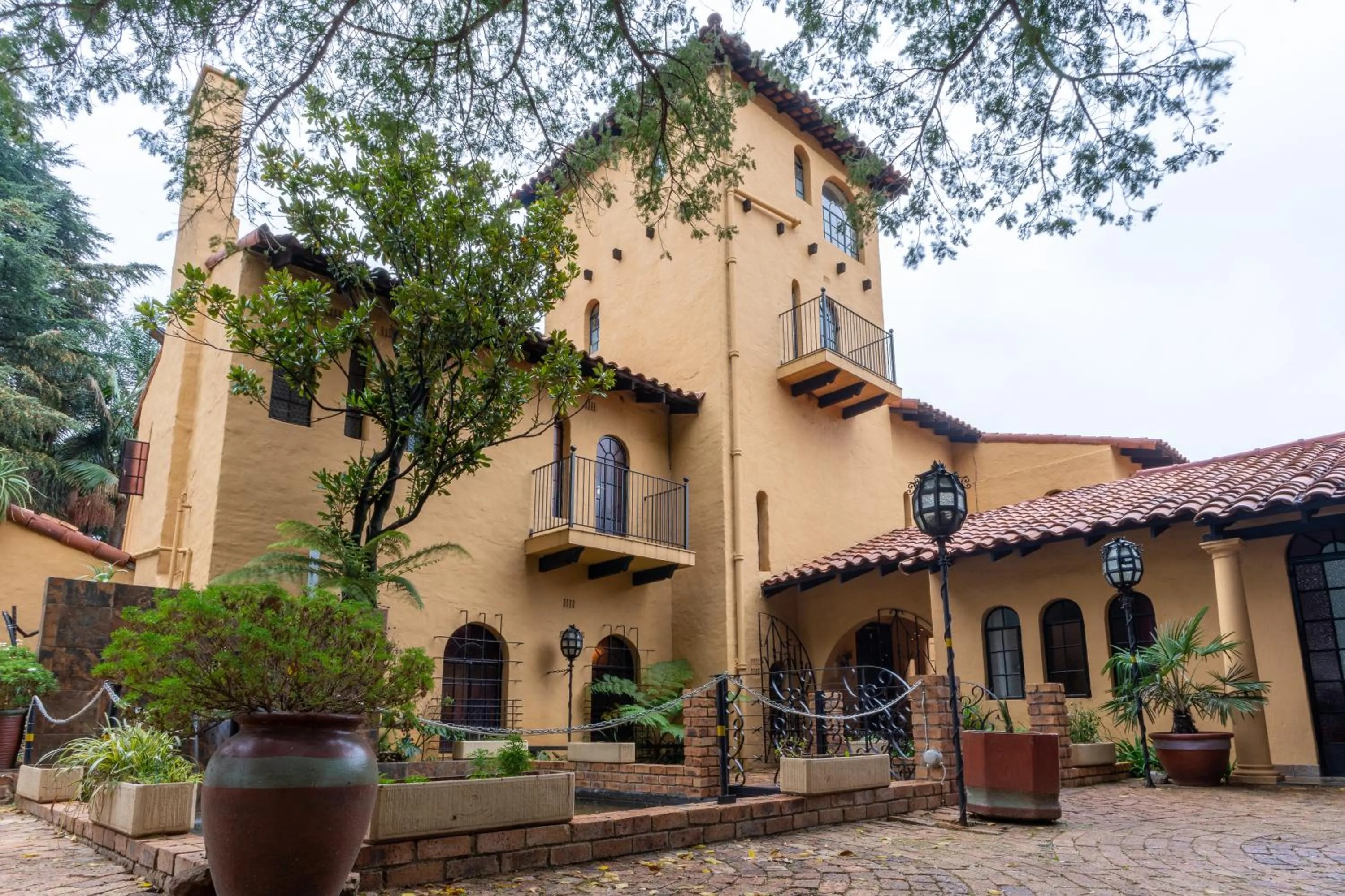 Property building in Airport Tower Lodge