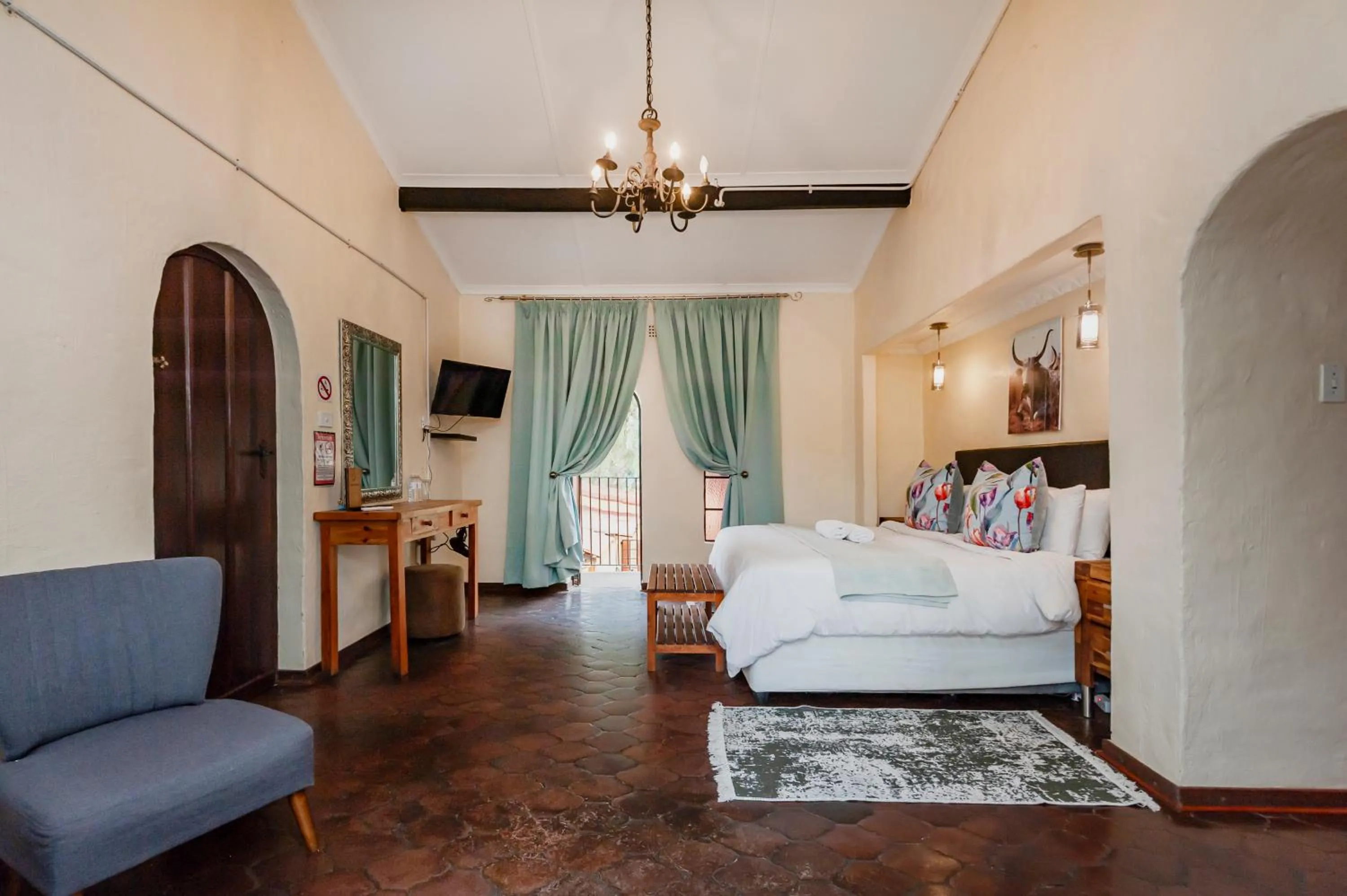 Bedroom, Bed in Airport Tower Lodge