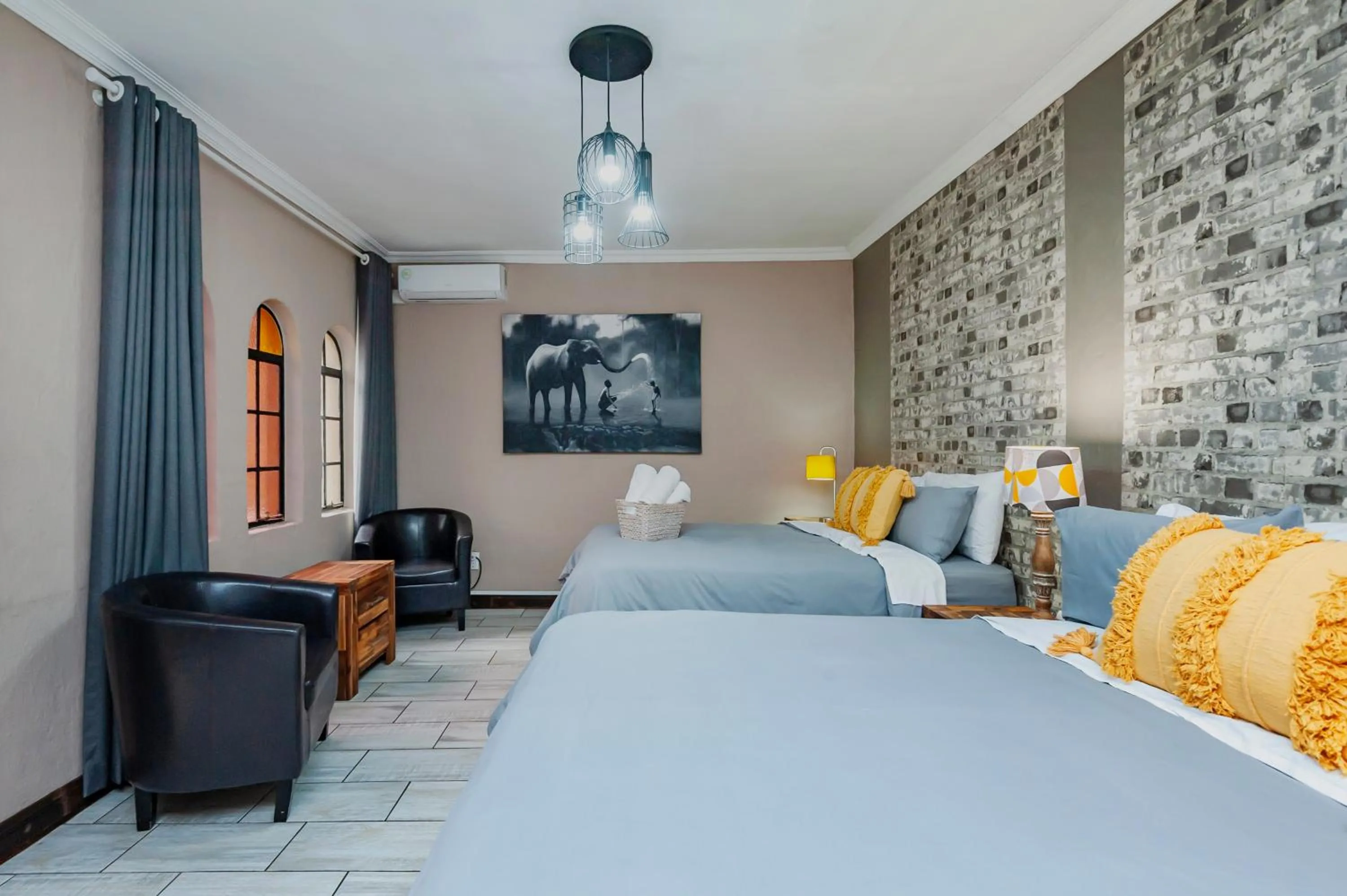 Photo of the whole room, Bed in Airport Tower Lodge