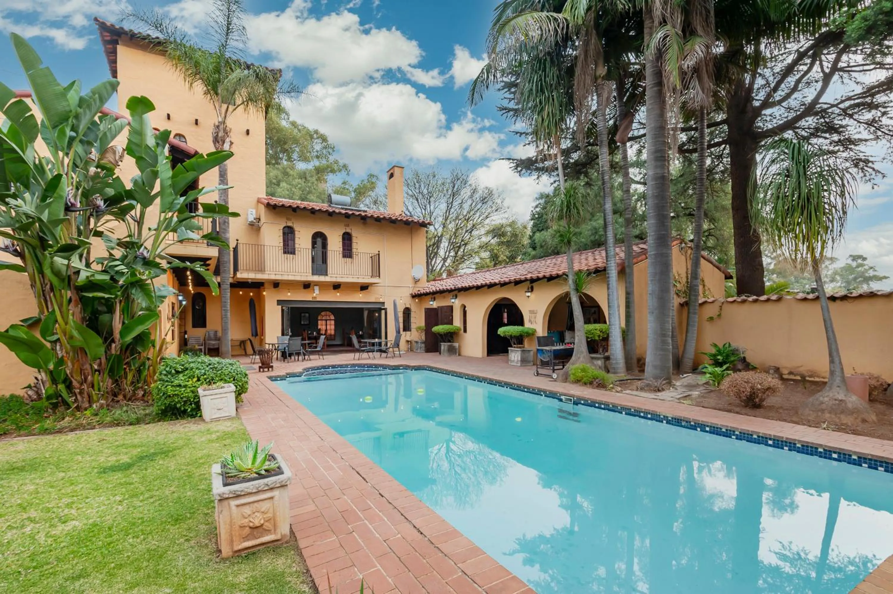 Swimming pool in Airport Tower Lodge