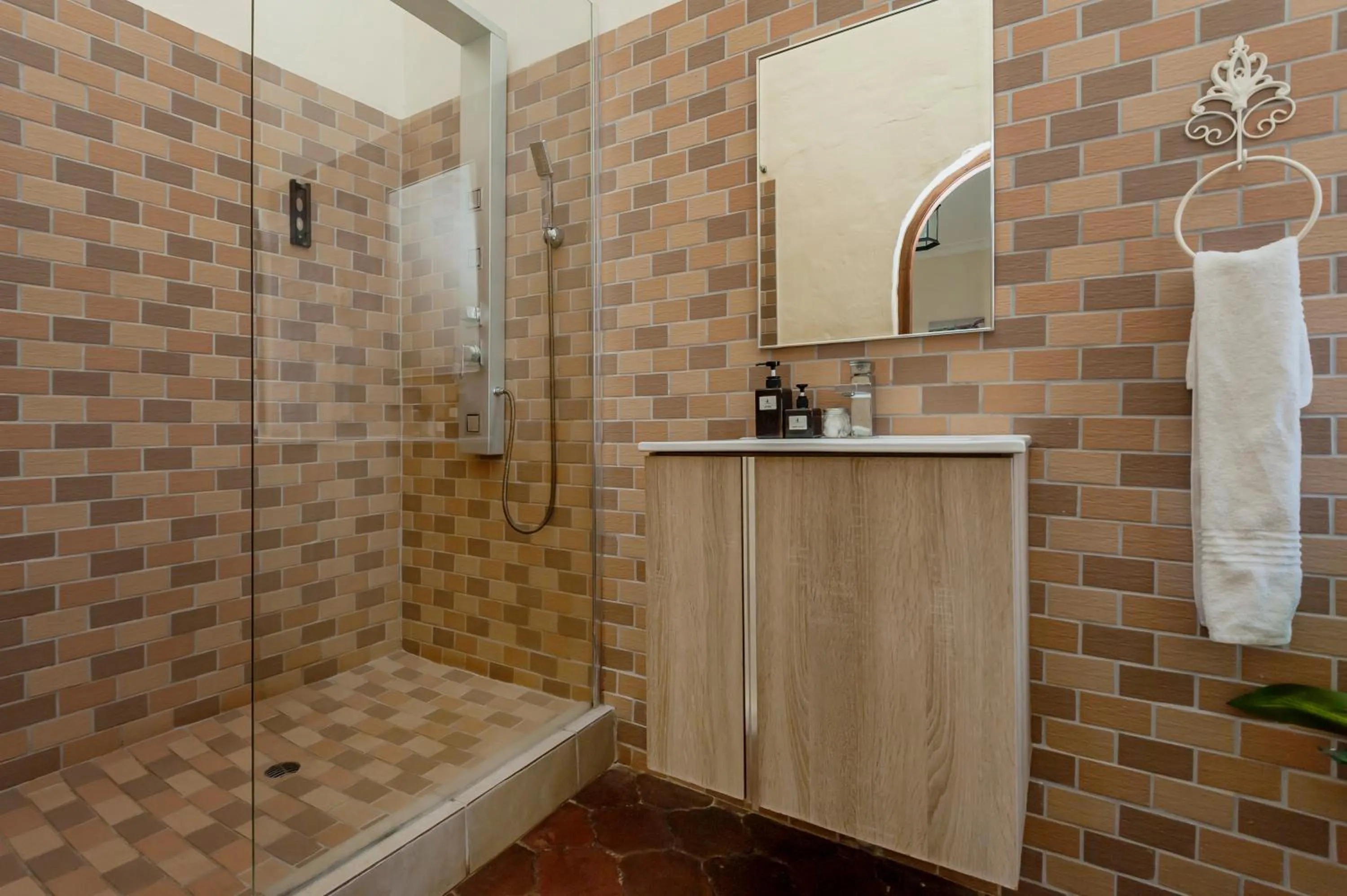 Bathroom in Airport Tower Lodge