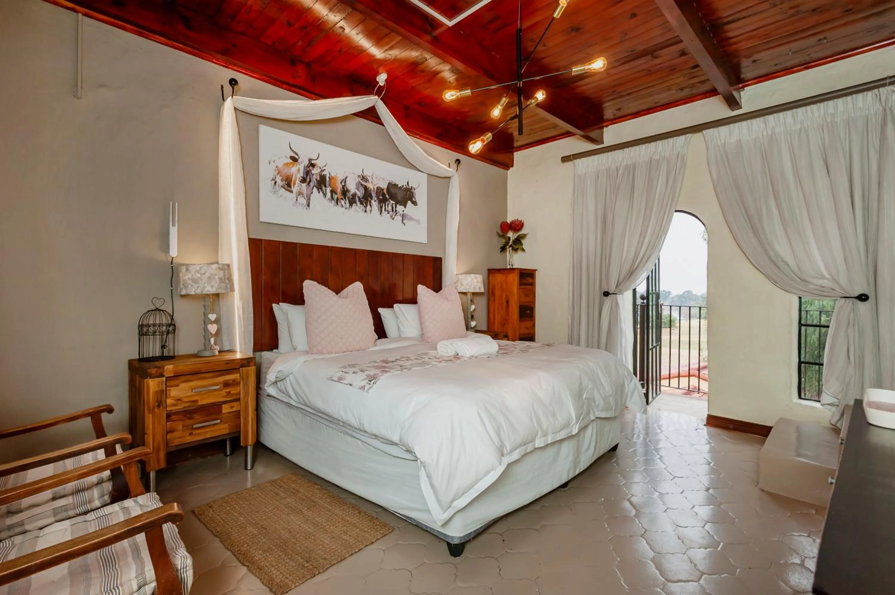 Photo of the whole room, Bed in Airport Tower Lodge