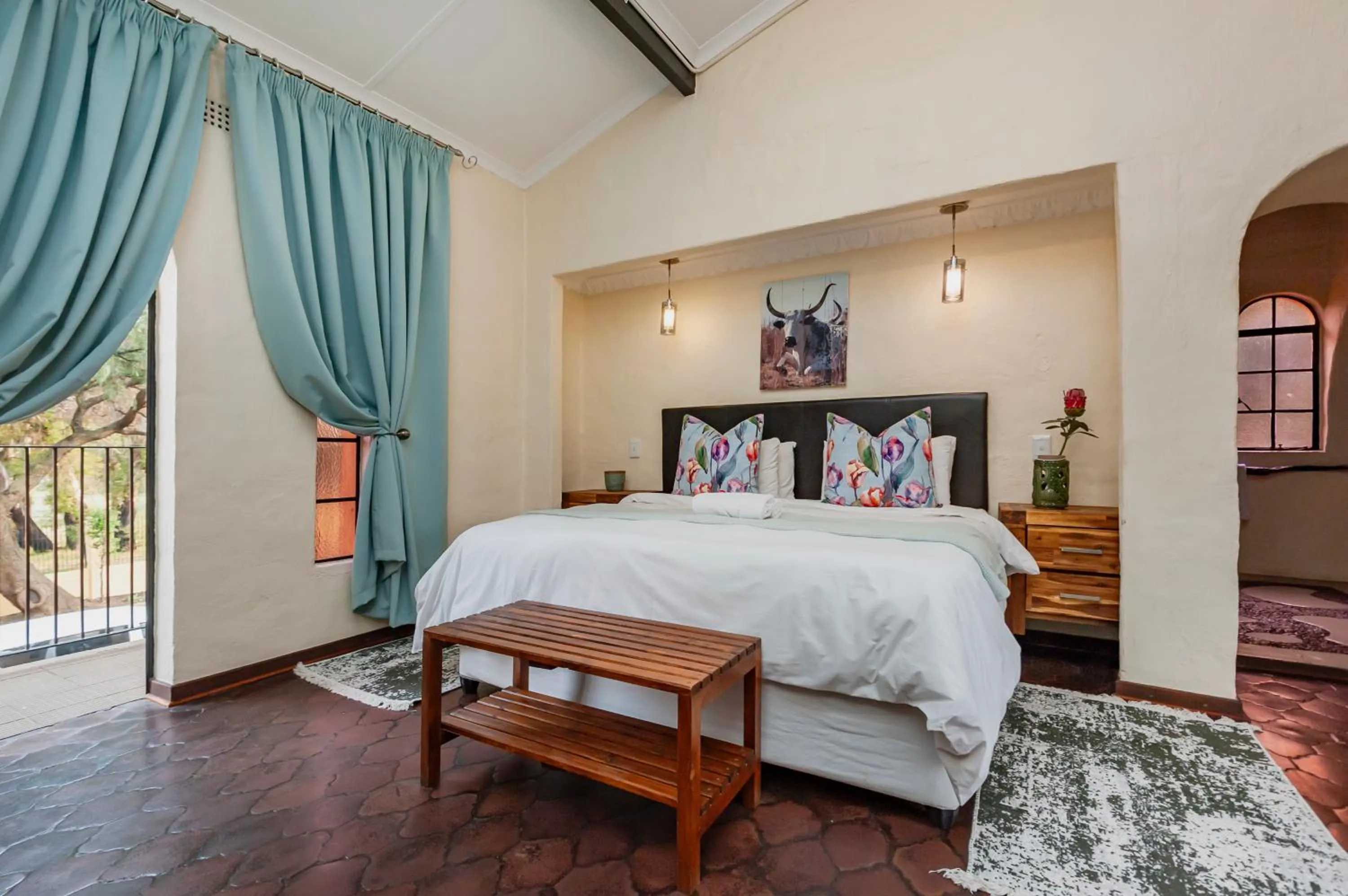 Bedroom, Bed in Airport Tower Lodge